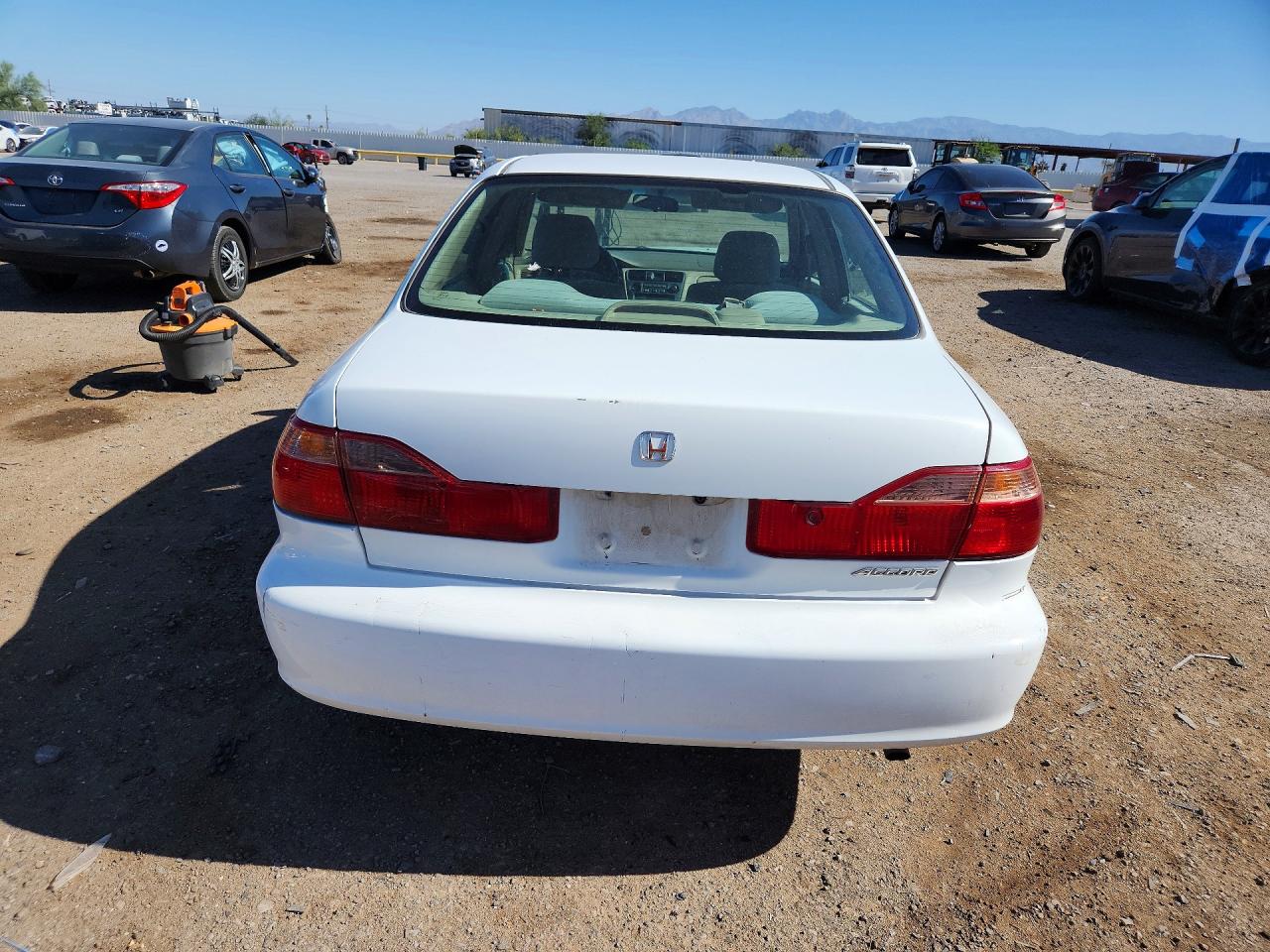 1998 Honda Accord Dx White vin: 1HGCF8641WA175432