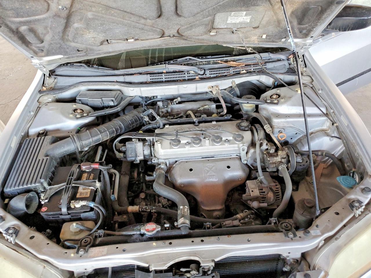 2000 Honda Accord Dx Silver vin: 1HGCF8645YA082044