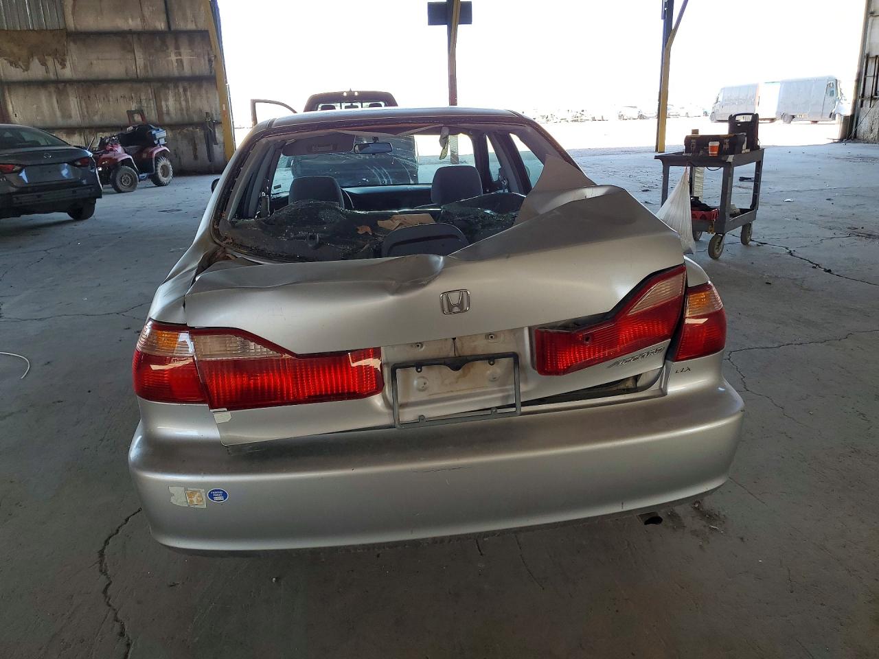 2000 Honda Accord Dx Silver vin: 1HGCF8645YA082044