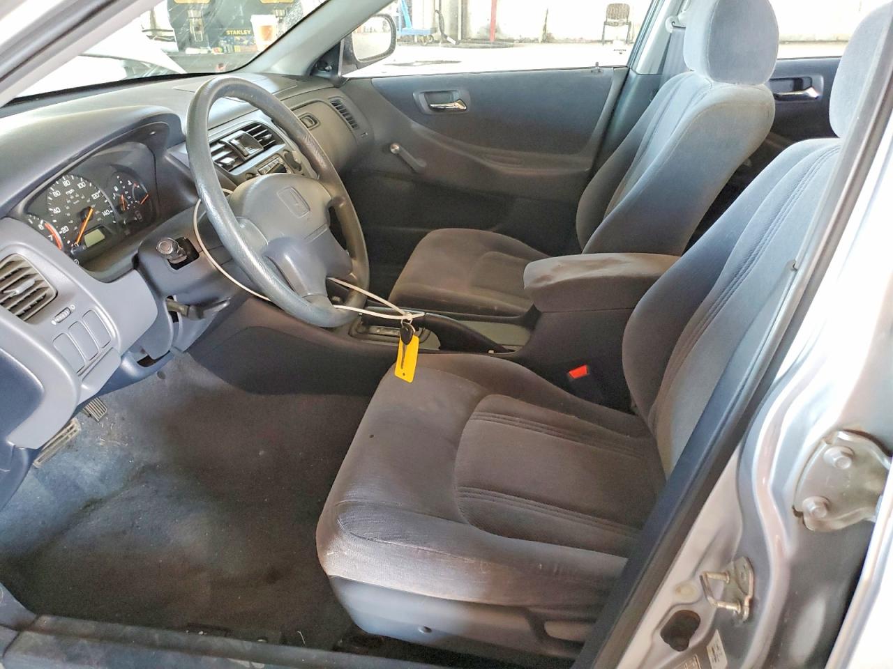 2000 Honda Accord Dx Silver vin: 1HGCF8645YA082044