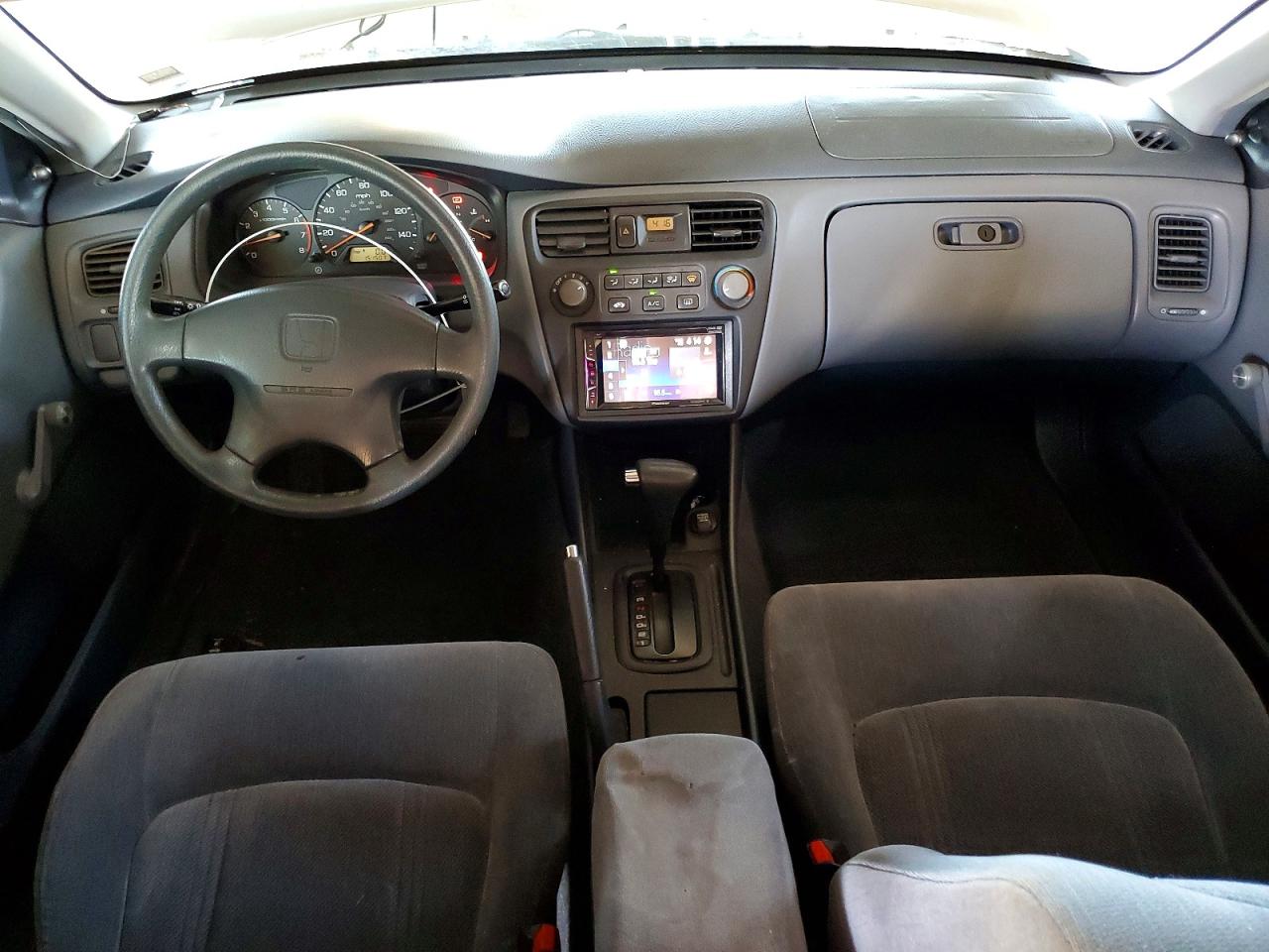 2000 Honda Accord Dx Silver vin: 1HGCF8645YA082044