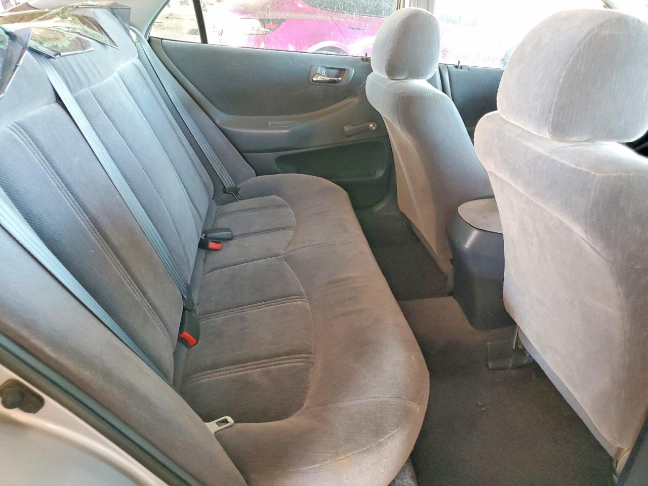 2000 Honda Accord Dx Silver vin: 1HGCF8645YA082044