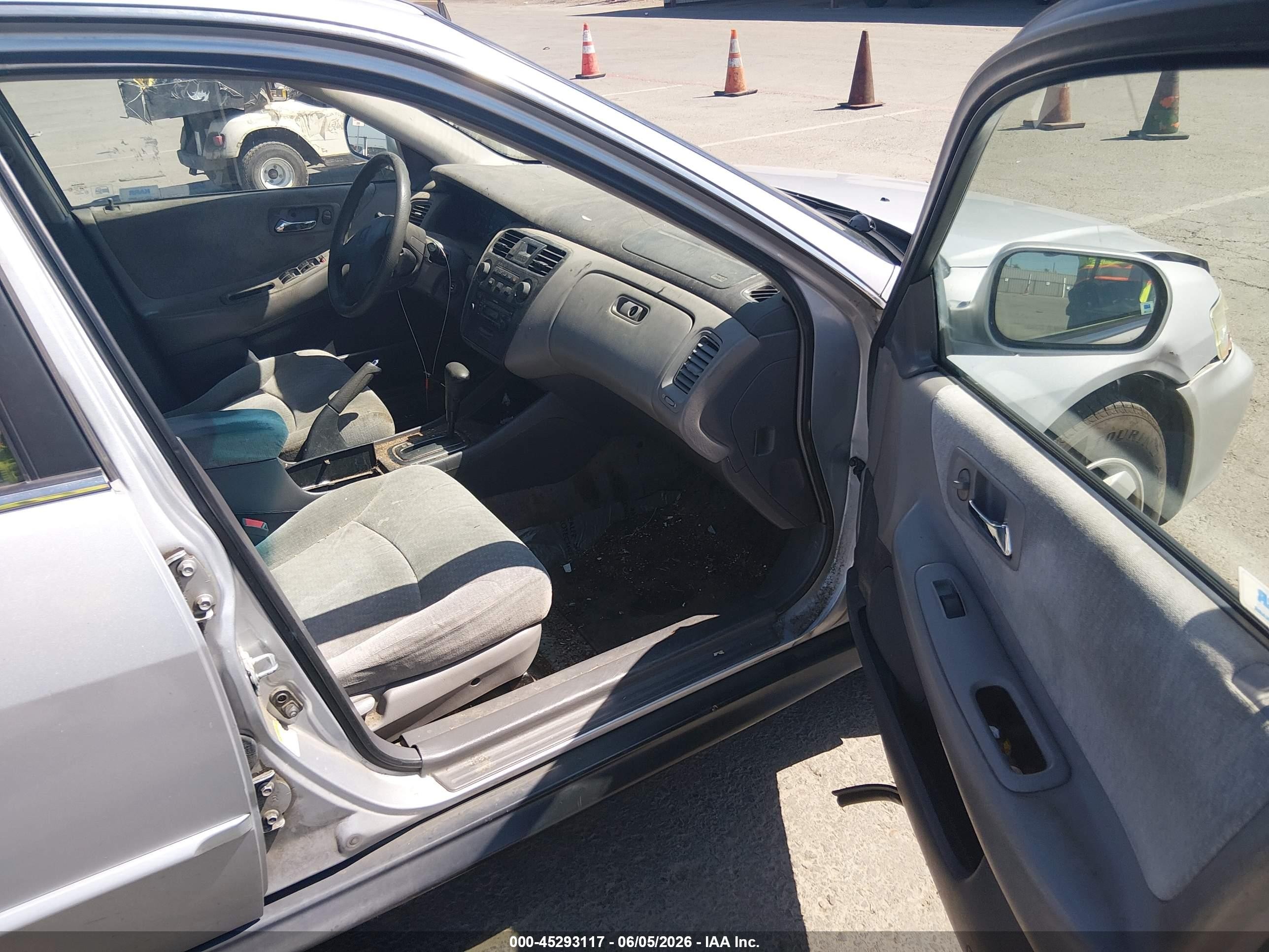 2002 Honda Accord 3.0 Lx Silver vin: 1HGCG164X2A011689