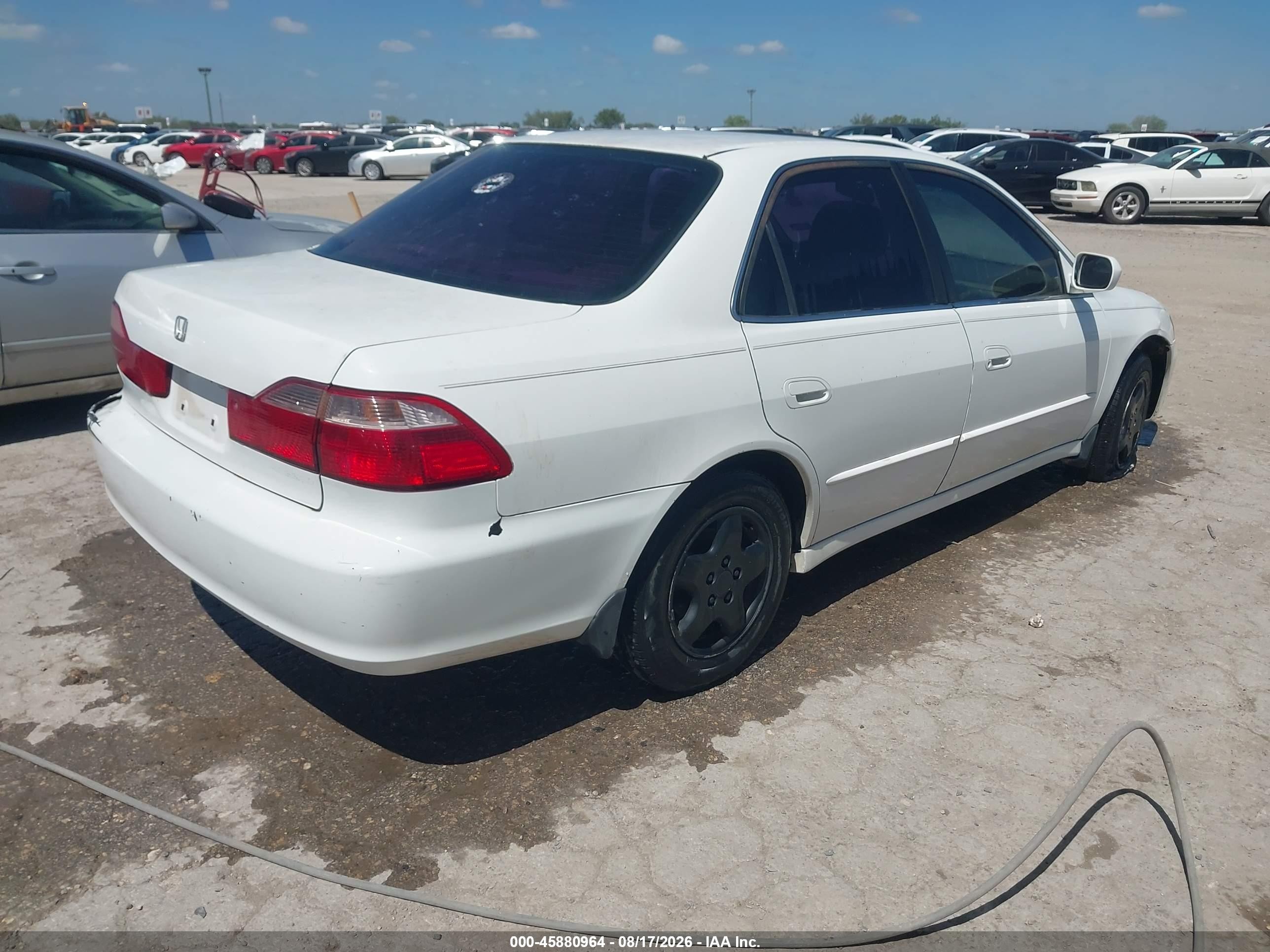 2000 Honda Accord 3.0 Ex White vin: 1HGCG1658YA066580
