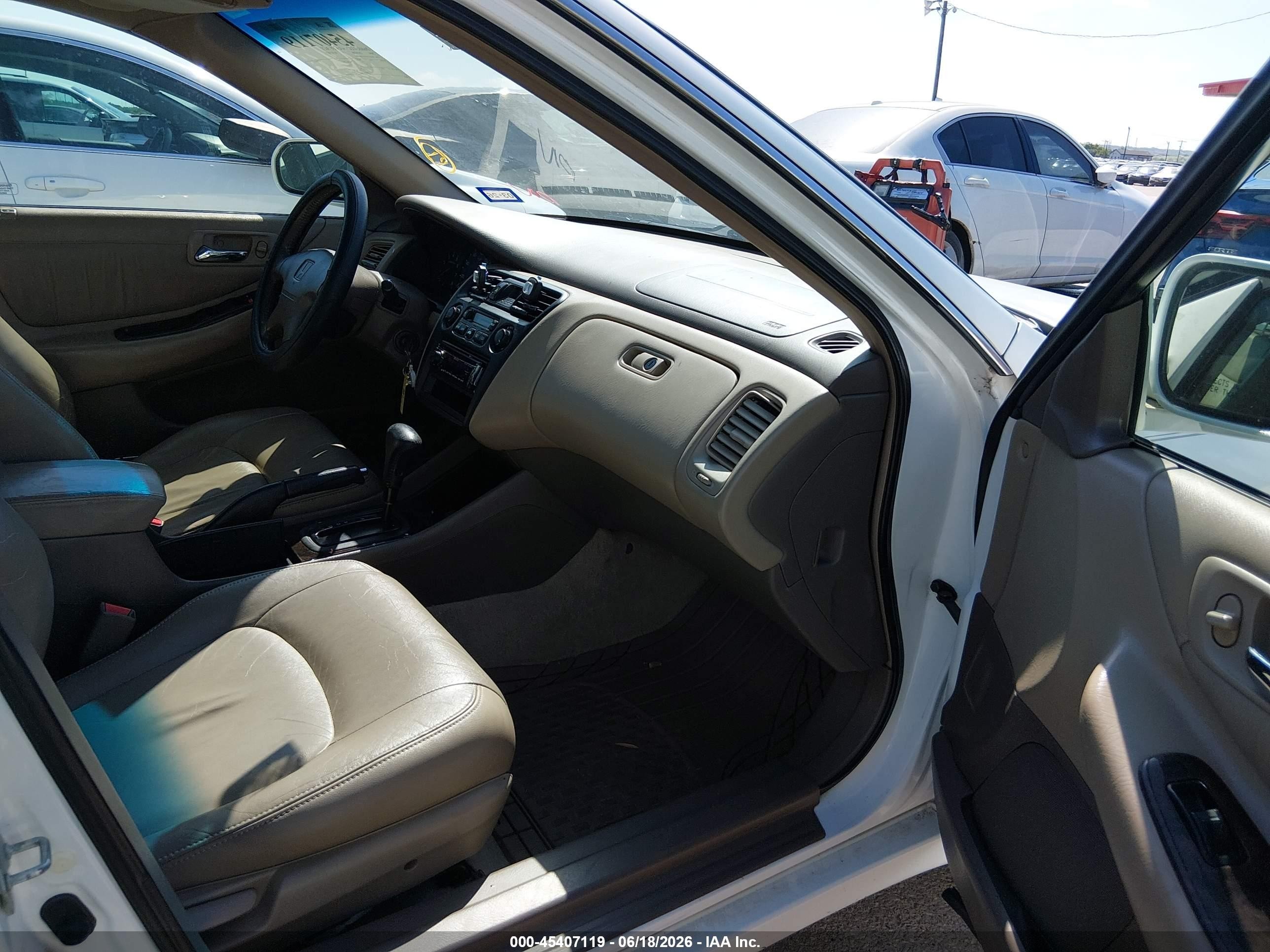 2000 Honda Accord 3.0 Ex White vin: 1HGCG165XYA065088