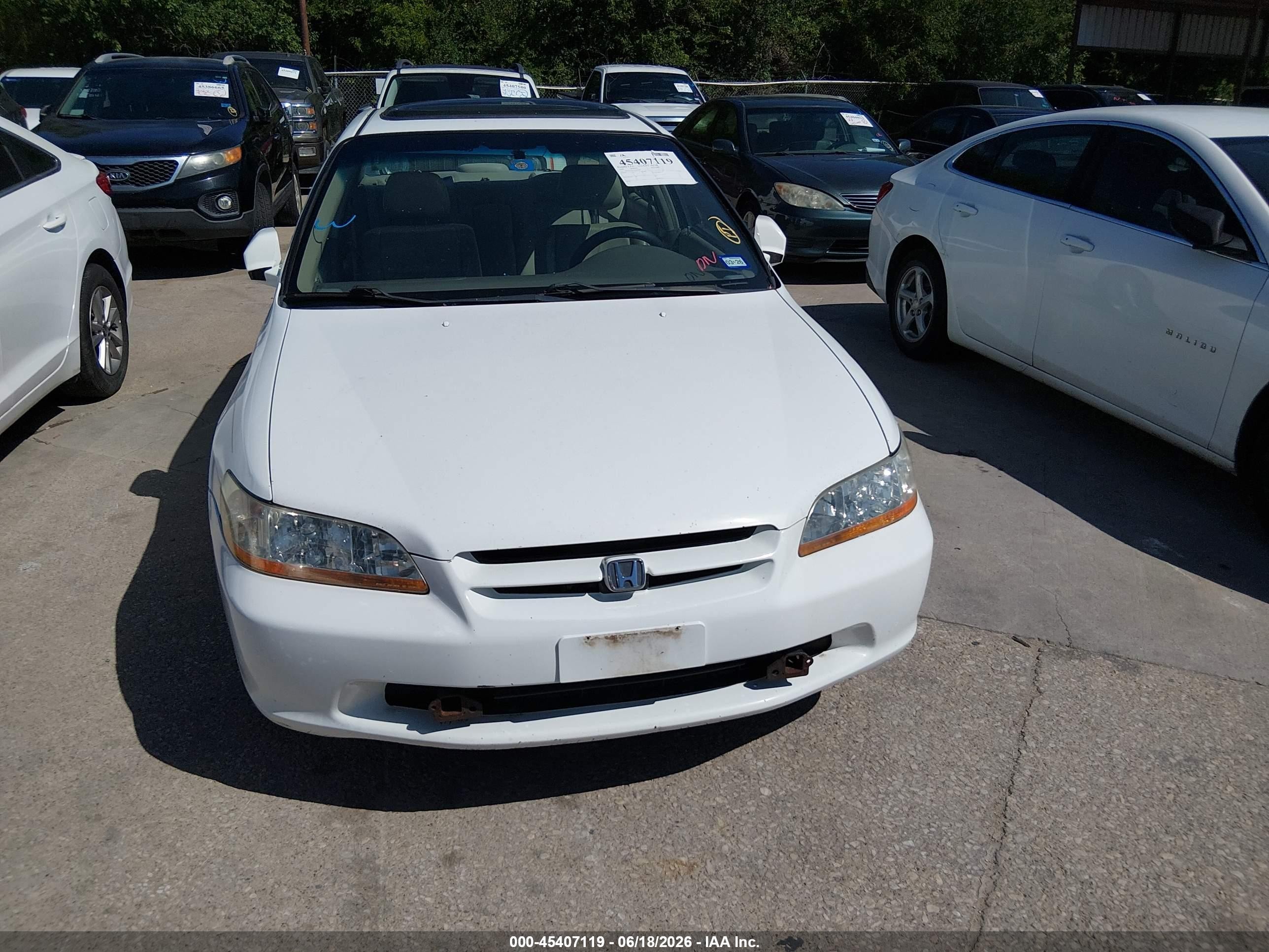 2000 Honda Accord 3.0 Ex White vin: 1HGCG165XYA065088