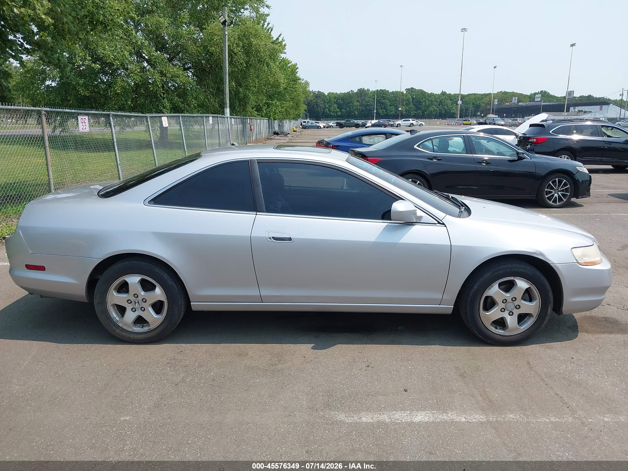 2000 Honda Accord 3.0 Ex Silver vin: 1HGCG2257YA022484