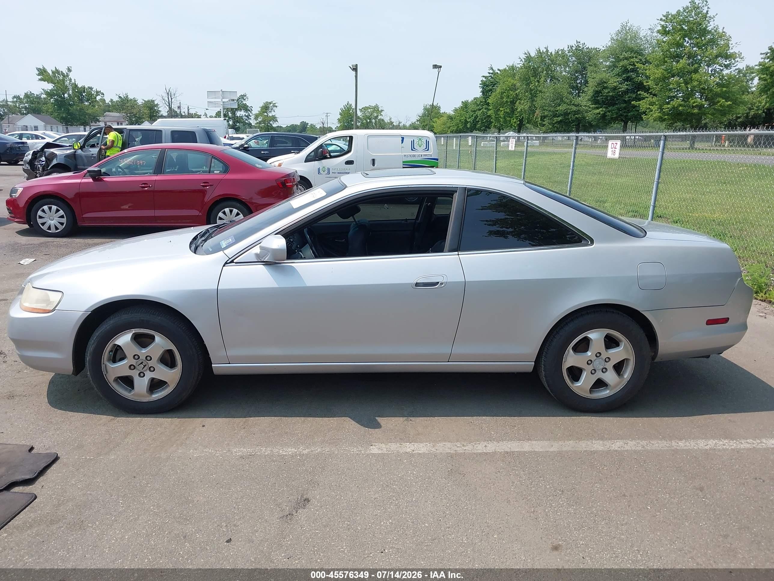 2000 Honda Accord 3.0 Ex Silver vin: 1HGCG2257YA022484