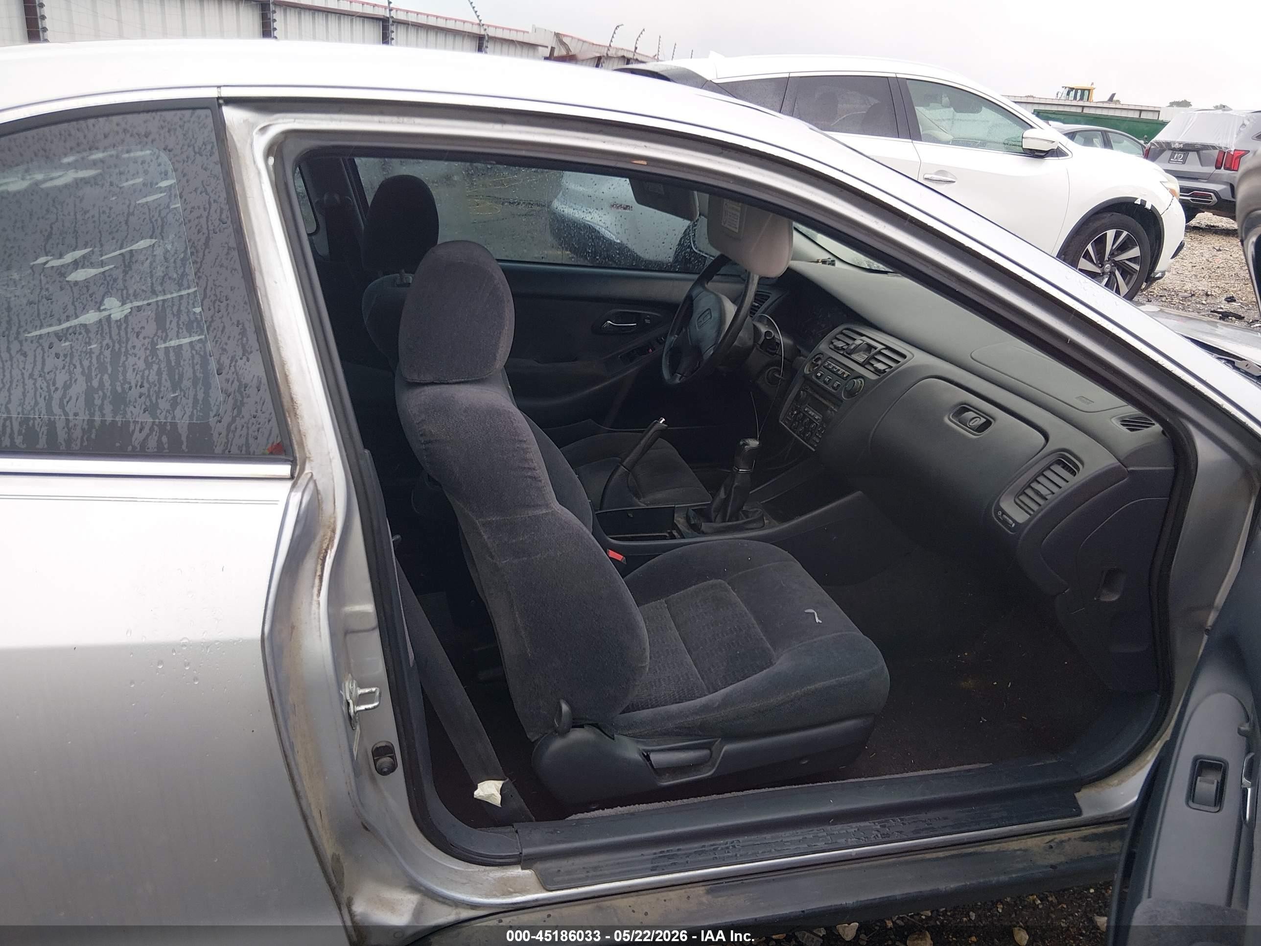 2000 Honda Accord 2.3 Lx Silver vin: 1HGCG3148YA008818