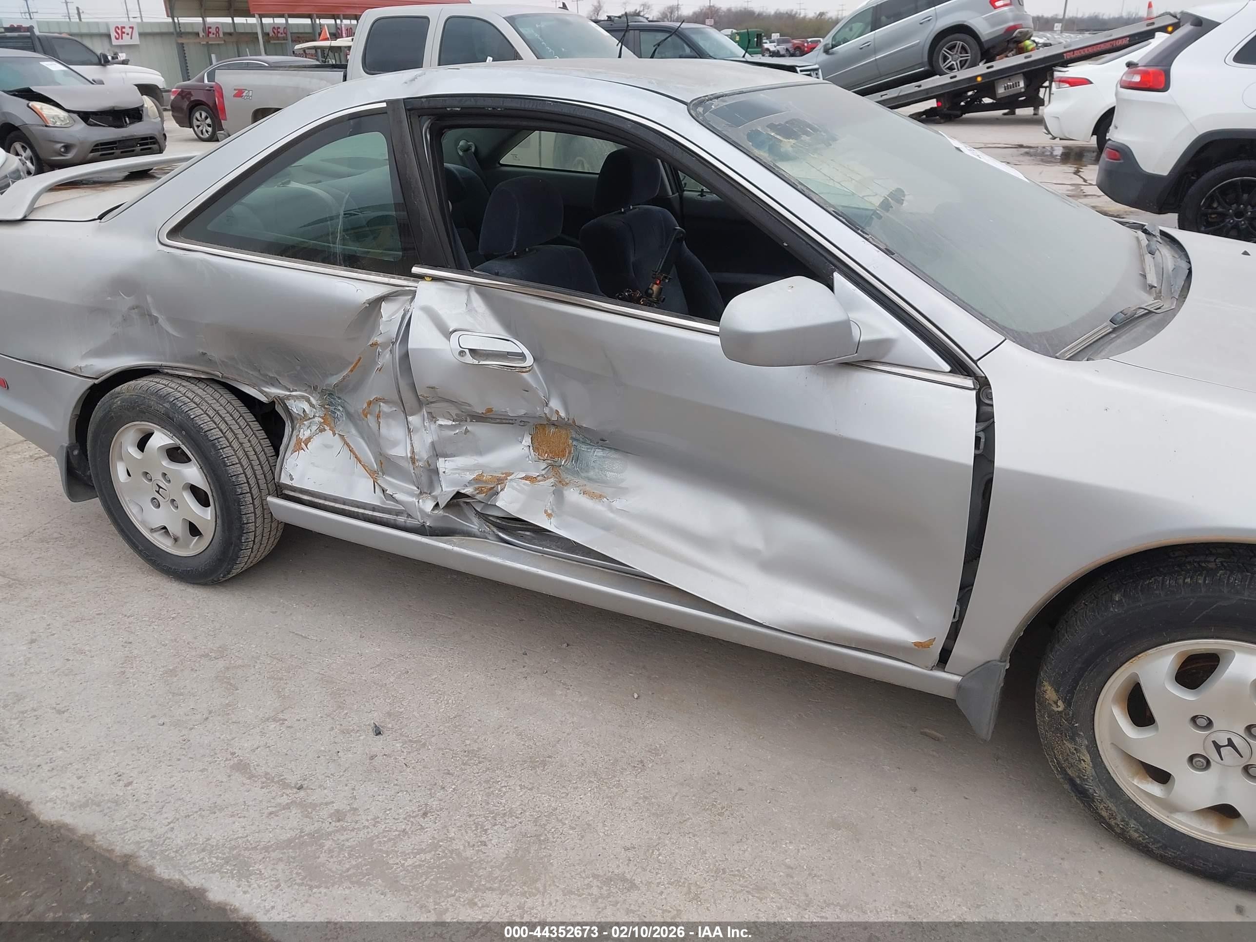 2000 Honda Accord 2.3 Ex Серебряный vin: 1HGCG3160YA010144