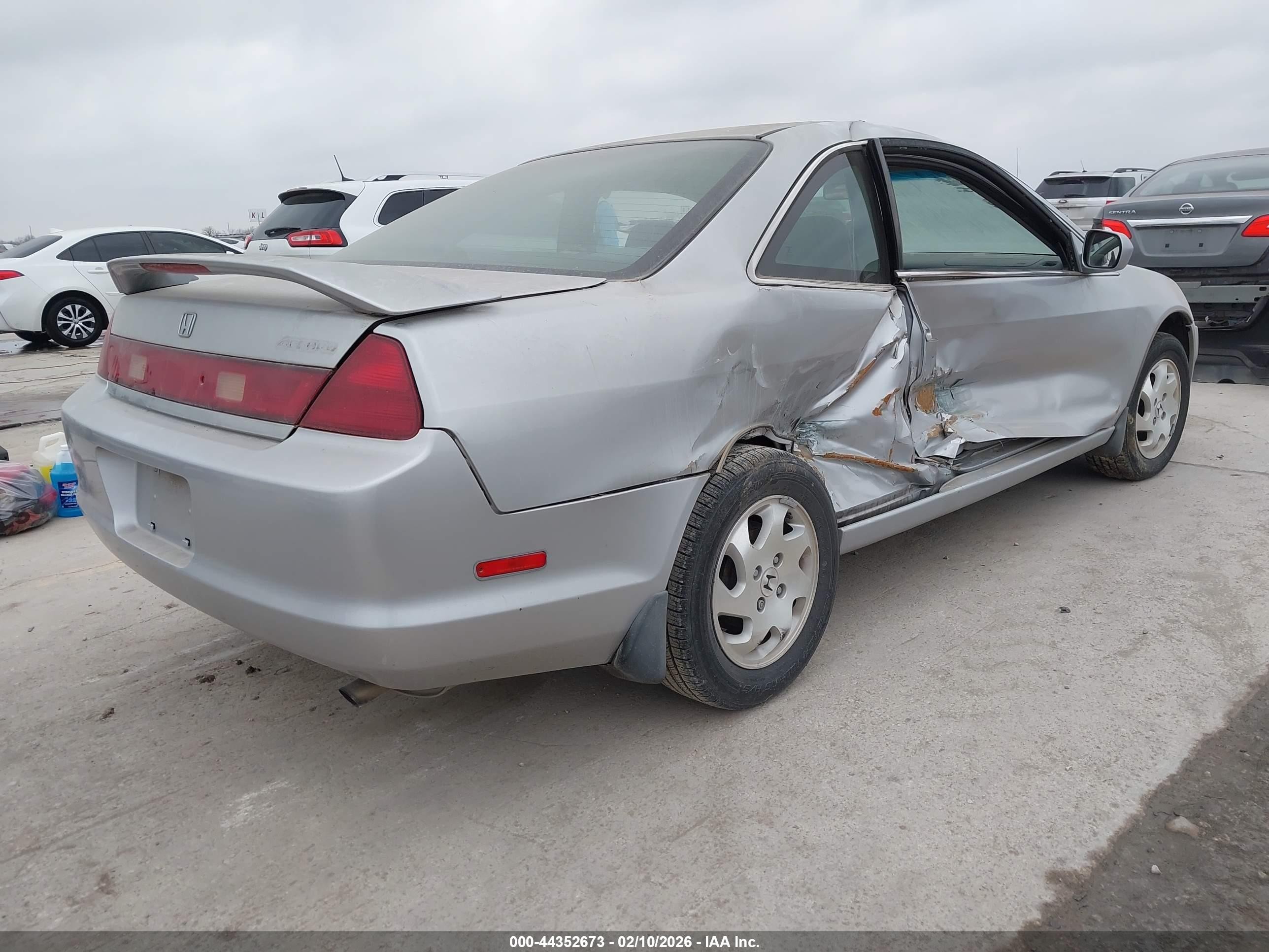 2000 Honda Accord 2.3 Ex Серебряный vin: 1HGCG3160YA010144