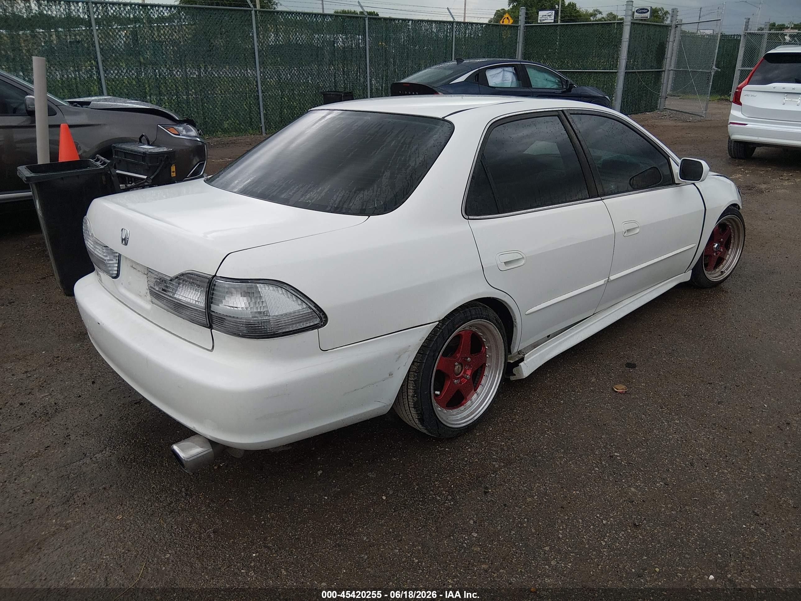 2002 Honda Accord 2.3 Ex White vin: 1HGCG556X2A151817