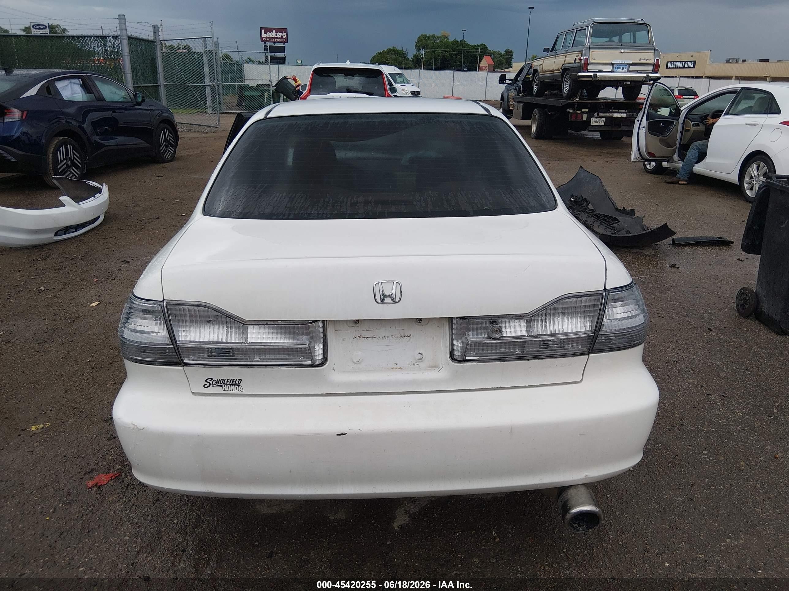 2002 Honda Accord 2.3 Ex White vin: 1HGCG556X2A151817