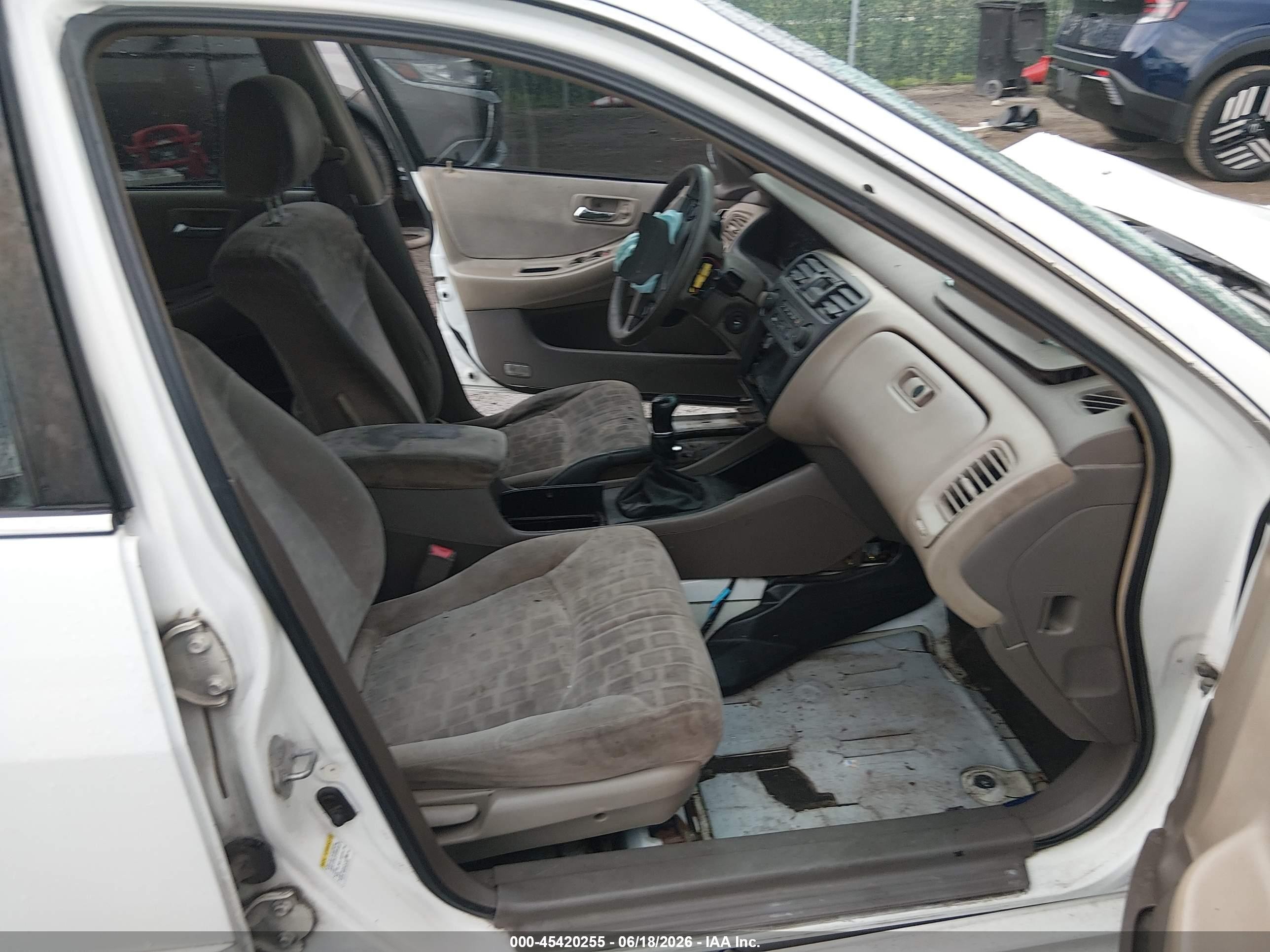 2002 Honda Accord 2.3 Ex White vin: 1HGCG556X2A151817