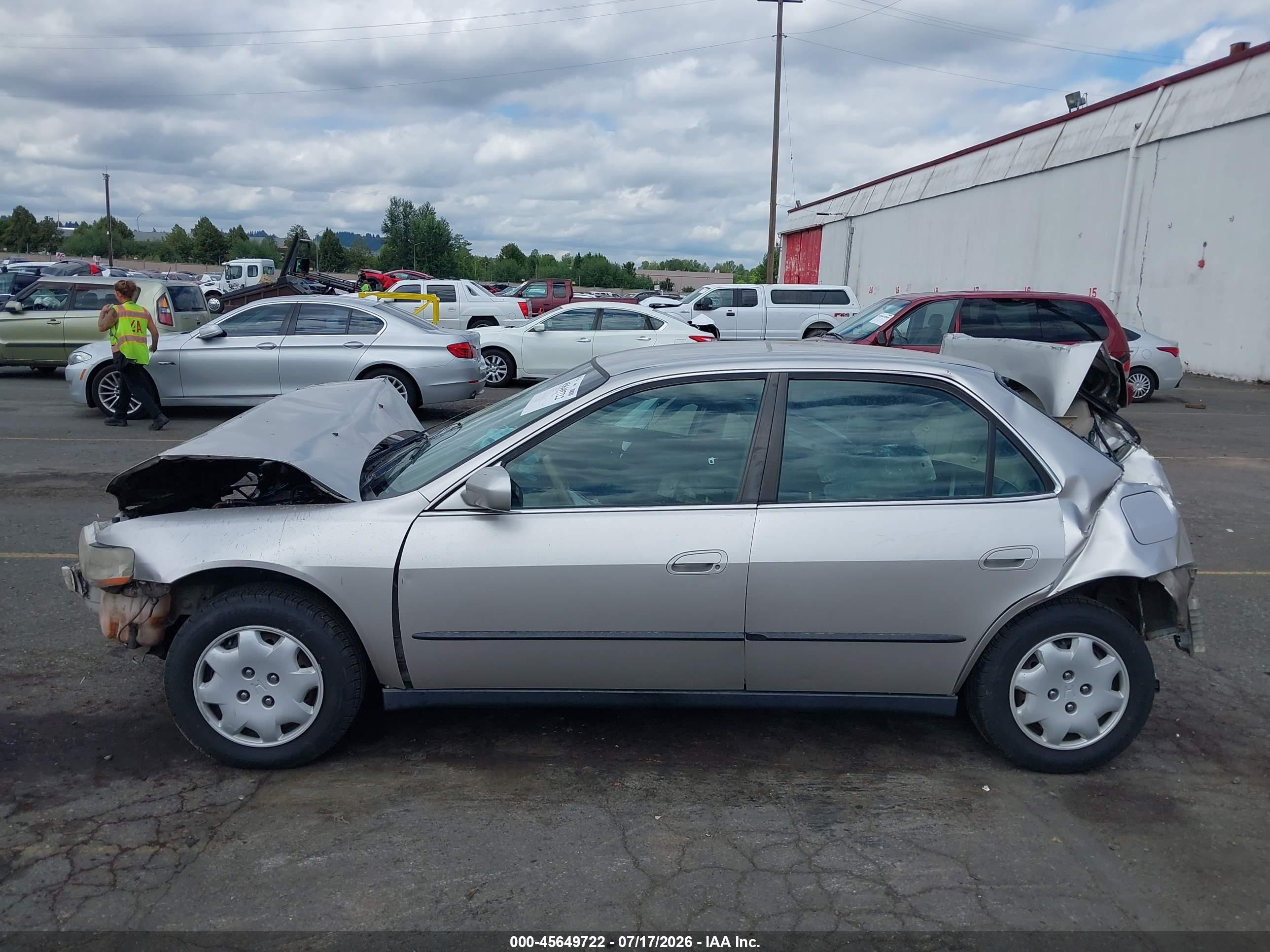 1998 Honda Accord Lx Silver vin: 1HGCG5641WA080946