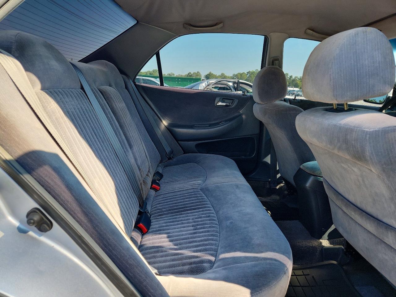 1998 Honda Accord Lx Silver vin: 1HGCG5641WA132141