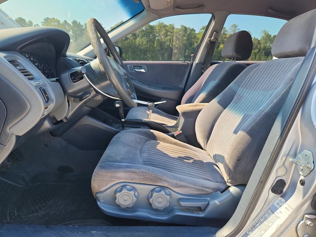 1998 Honda Accord Lx Silver vin: 1HGCG5641WA132141