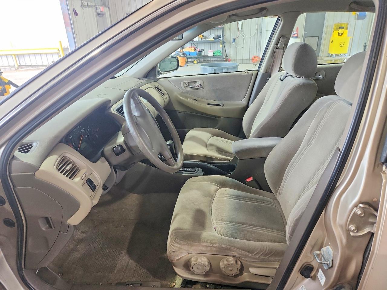 2000 Honda Accord Lx Cream vin: 1HGCG5643YA058725