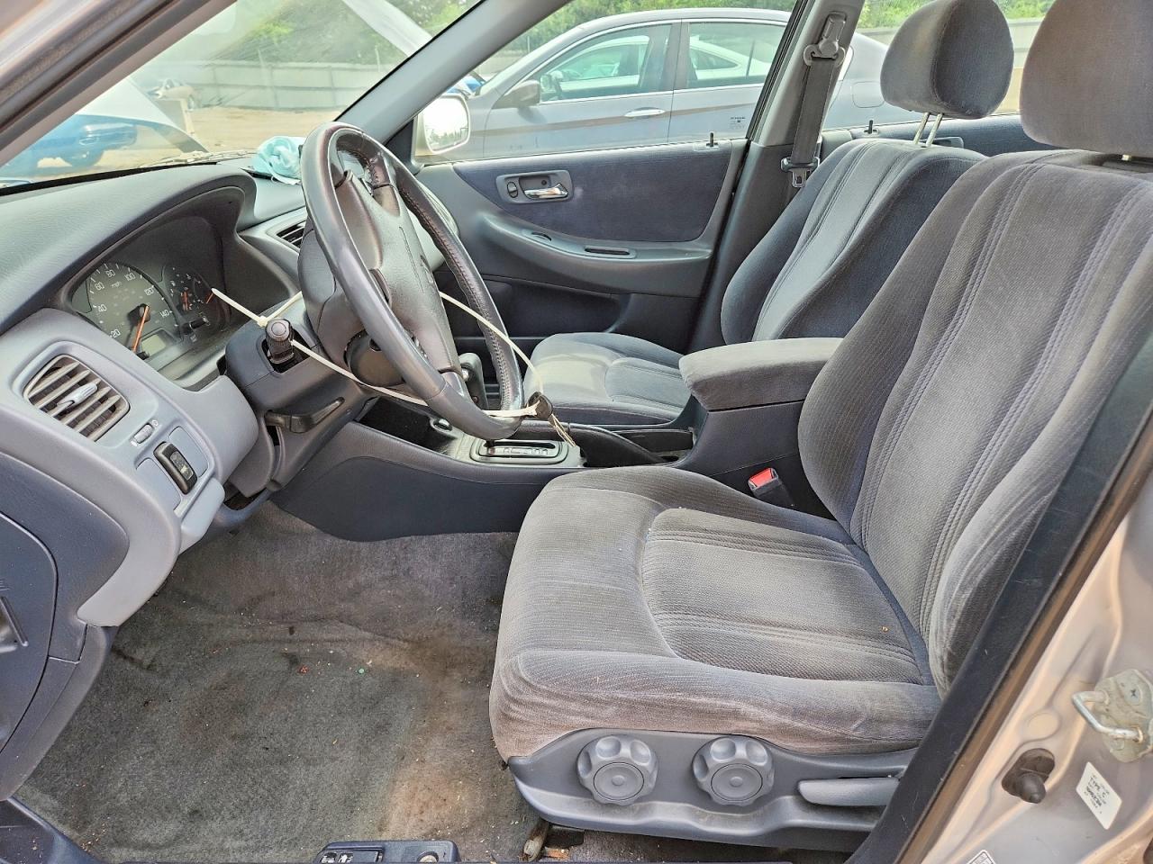 2000 Honda Accord Lx Silver vin: 1HGCG5644YA012496