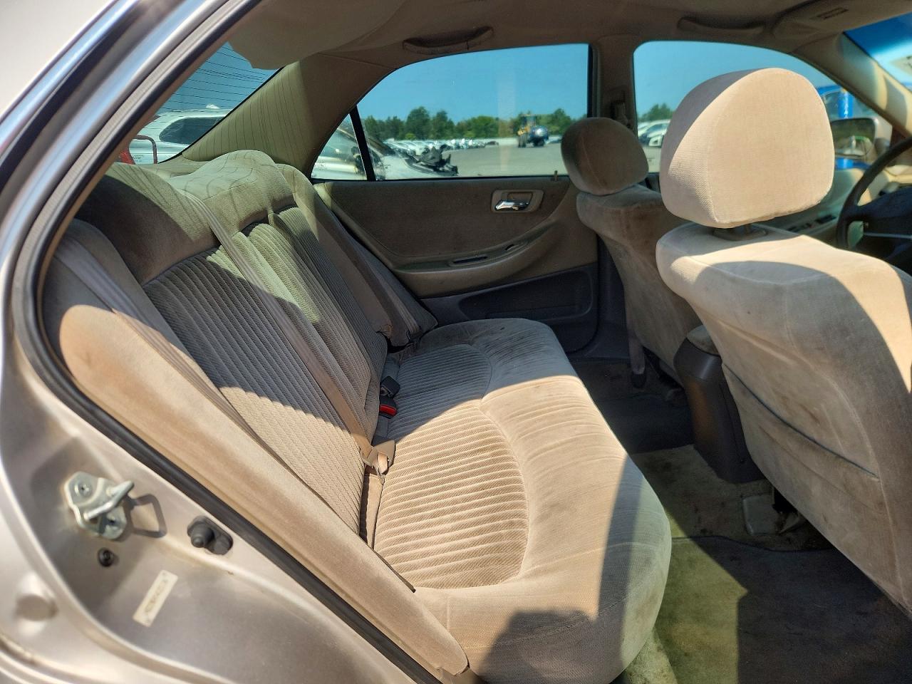 1998 Honda Accord Lx Silver vin: 1HGCG5645WA256106
