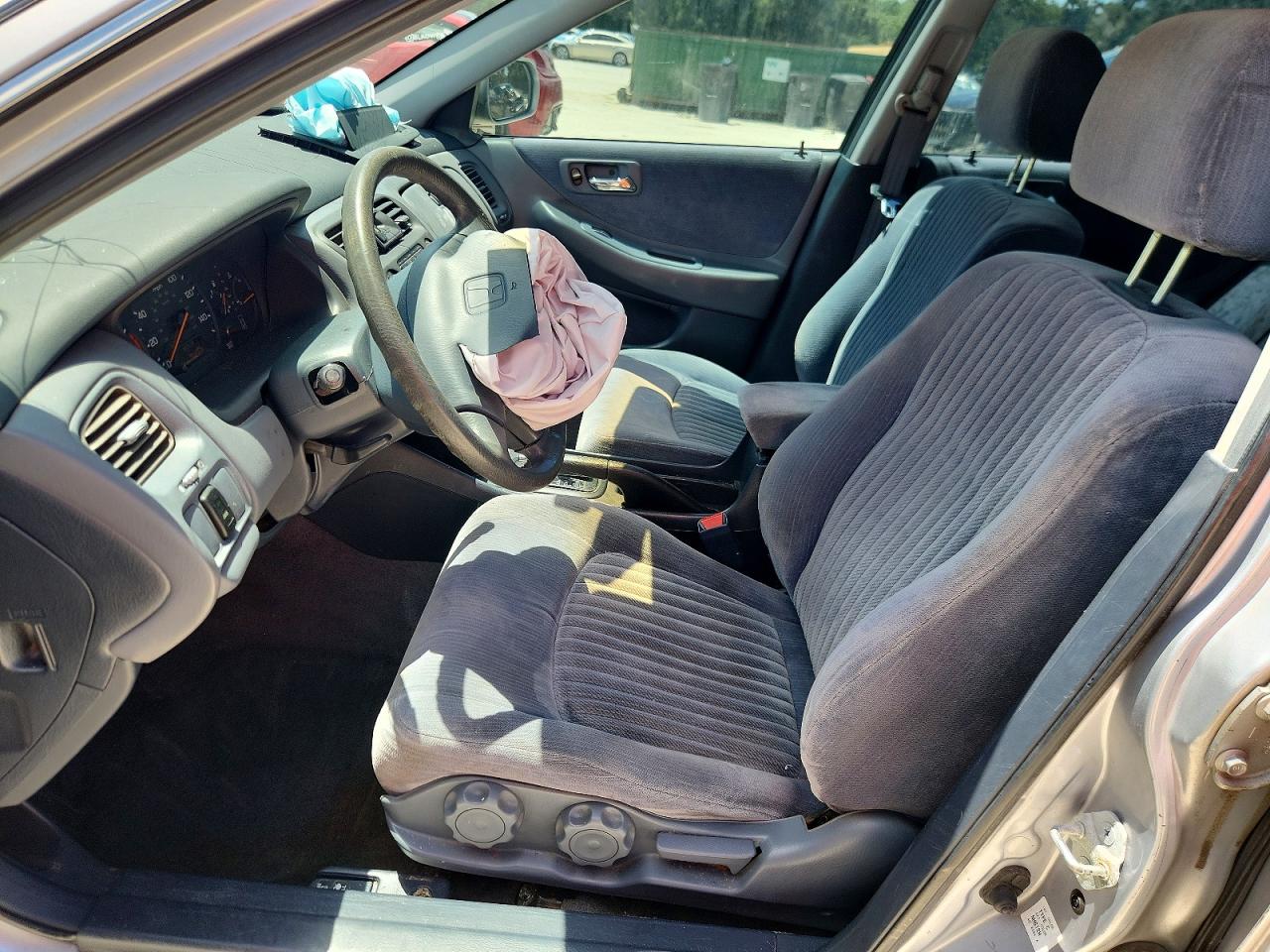1998 Honda Accord Lx Silver vin: 1HGCG5649WA253063