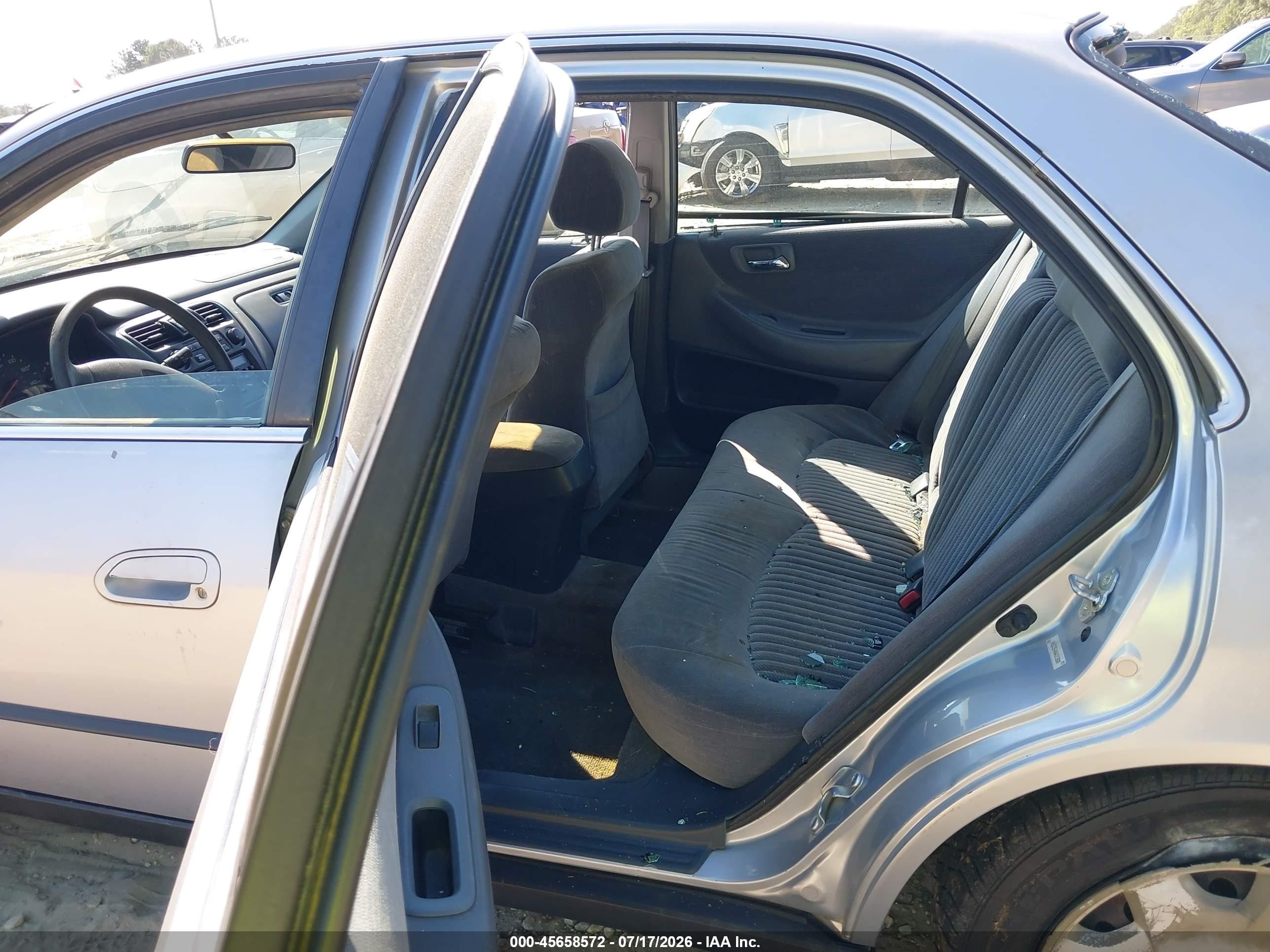 1998 Honda Accord Lx Silver vin: 1HGCG564XWA213820
