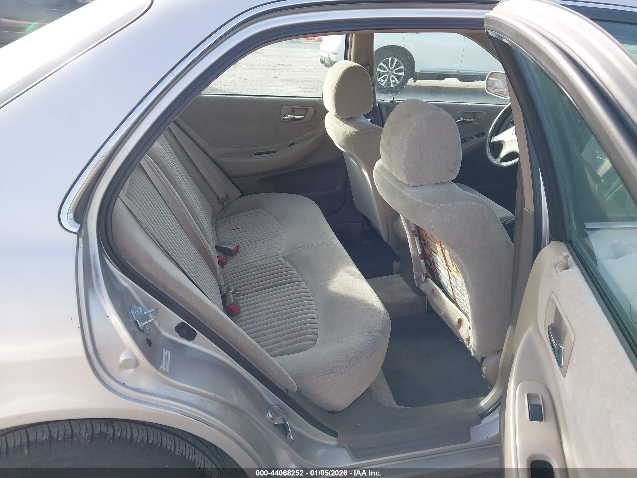 1998 Honda Accord Ex Silver vin: 1HGCG5658WA080483