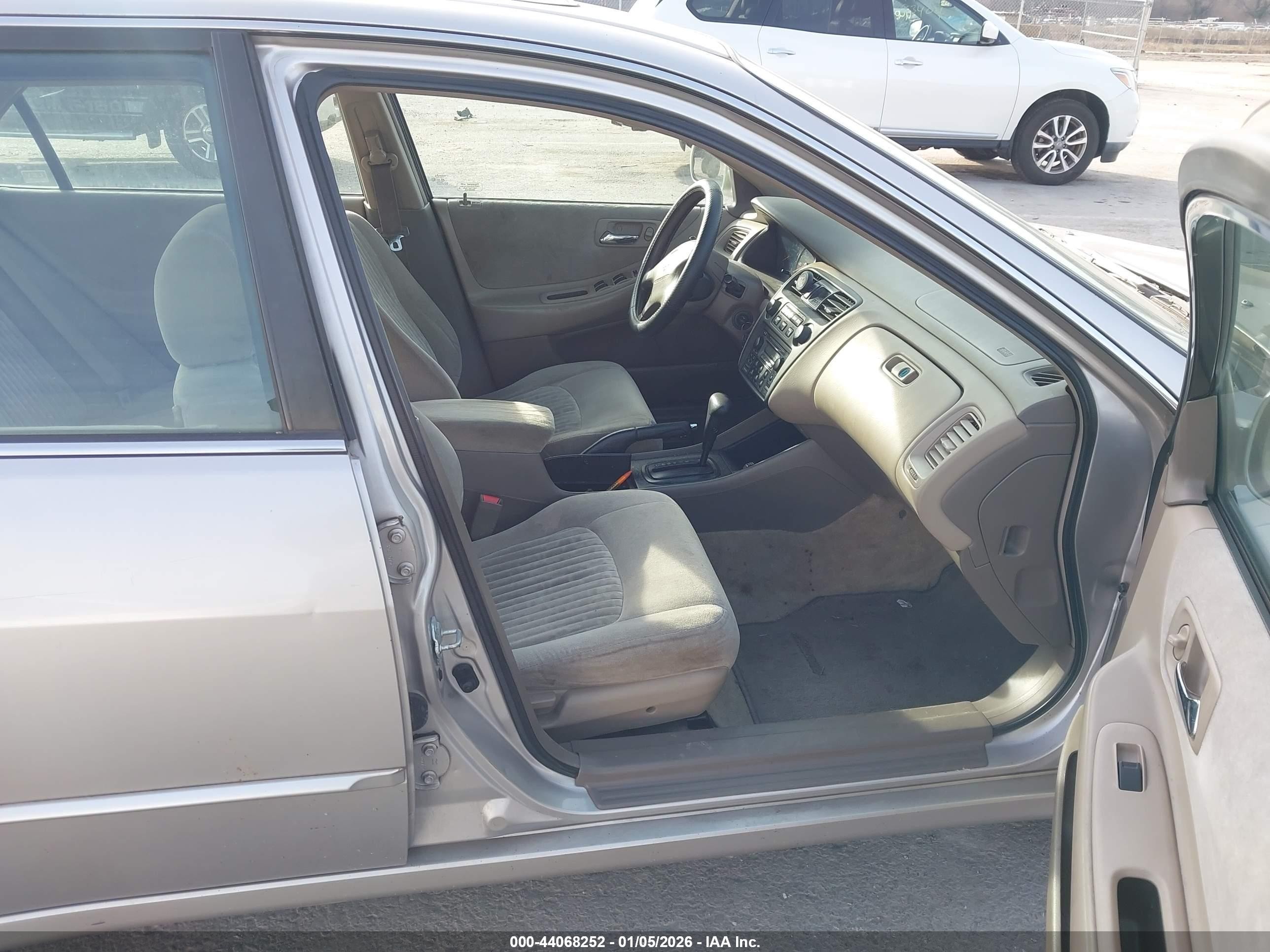 1998 Honda Accord Ex Silver vin: 1HGCG5658WA080483
