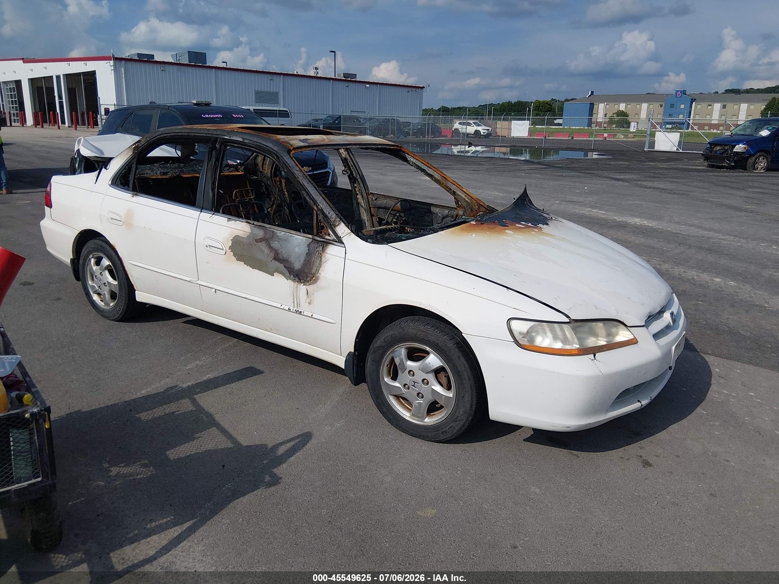 2000 Honda Accord 2.3 Ex White vin: 1HGCG565XYA143134