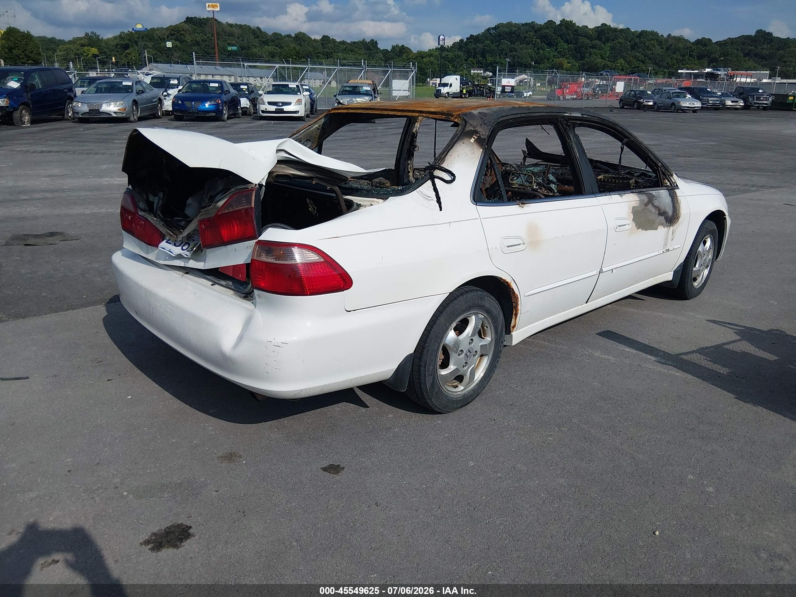 2000 Honda Accord 2.3 Ex White vin: 1HGCG565XYA143134