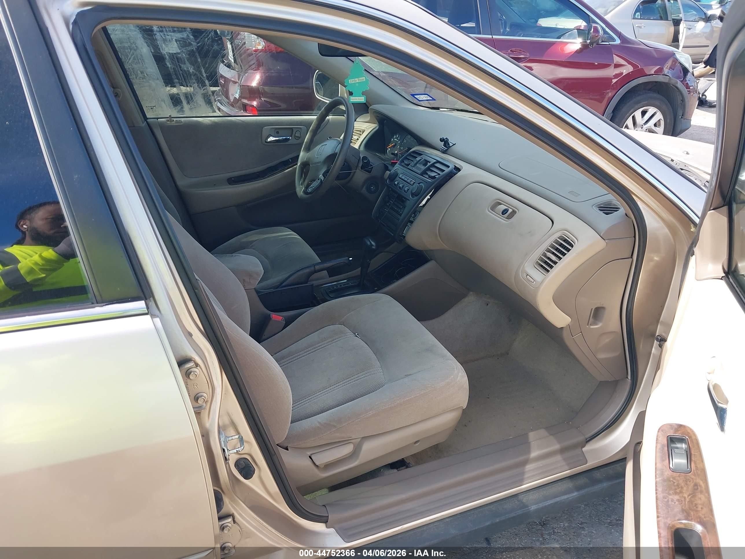 2000 Honda Accord 2.3 Se Бежевый vin: 1HGCG5678YA043261