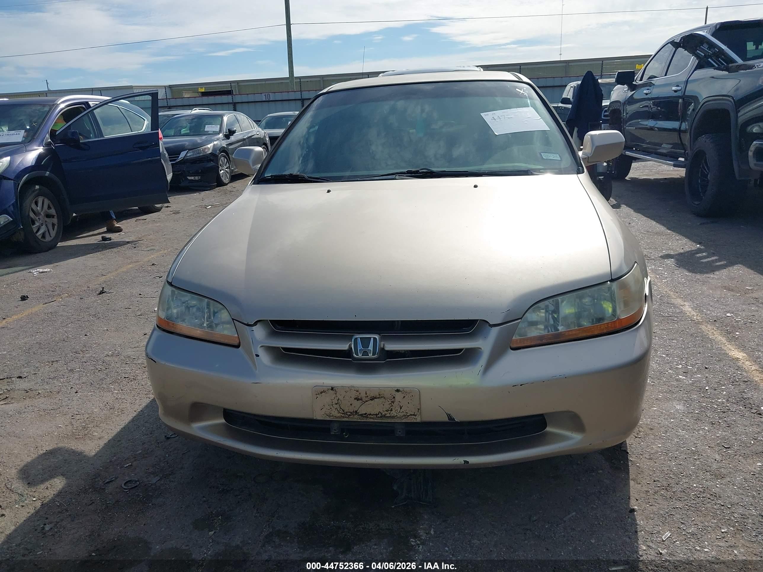 2000 Honda Accord 2.3 Se Бежевый vin: 1HGCG5678YA043261
