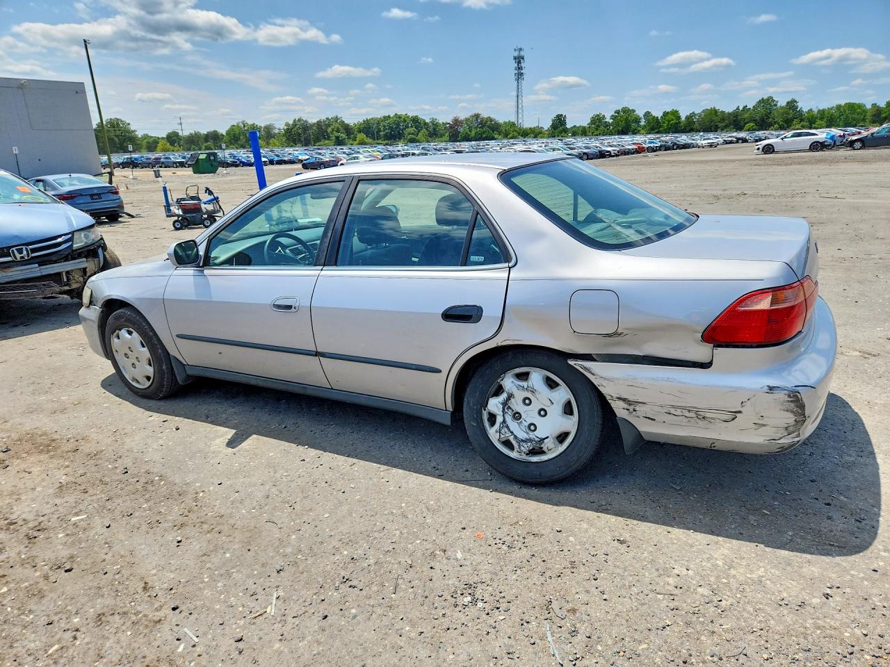 2000 Honda Accord Lx Silver vin: 1HGCG6651YA025575