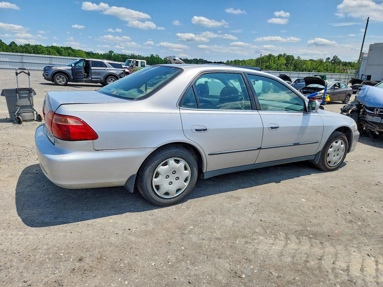 2000 Honda Accord Lx Silver vin: 1HGCG6651YA025575