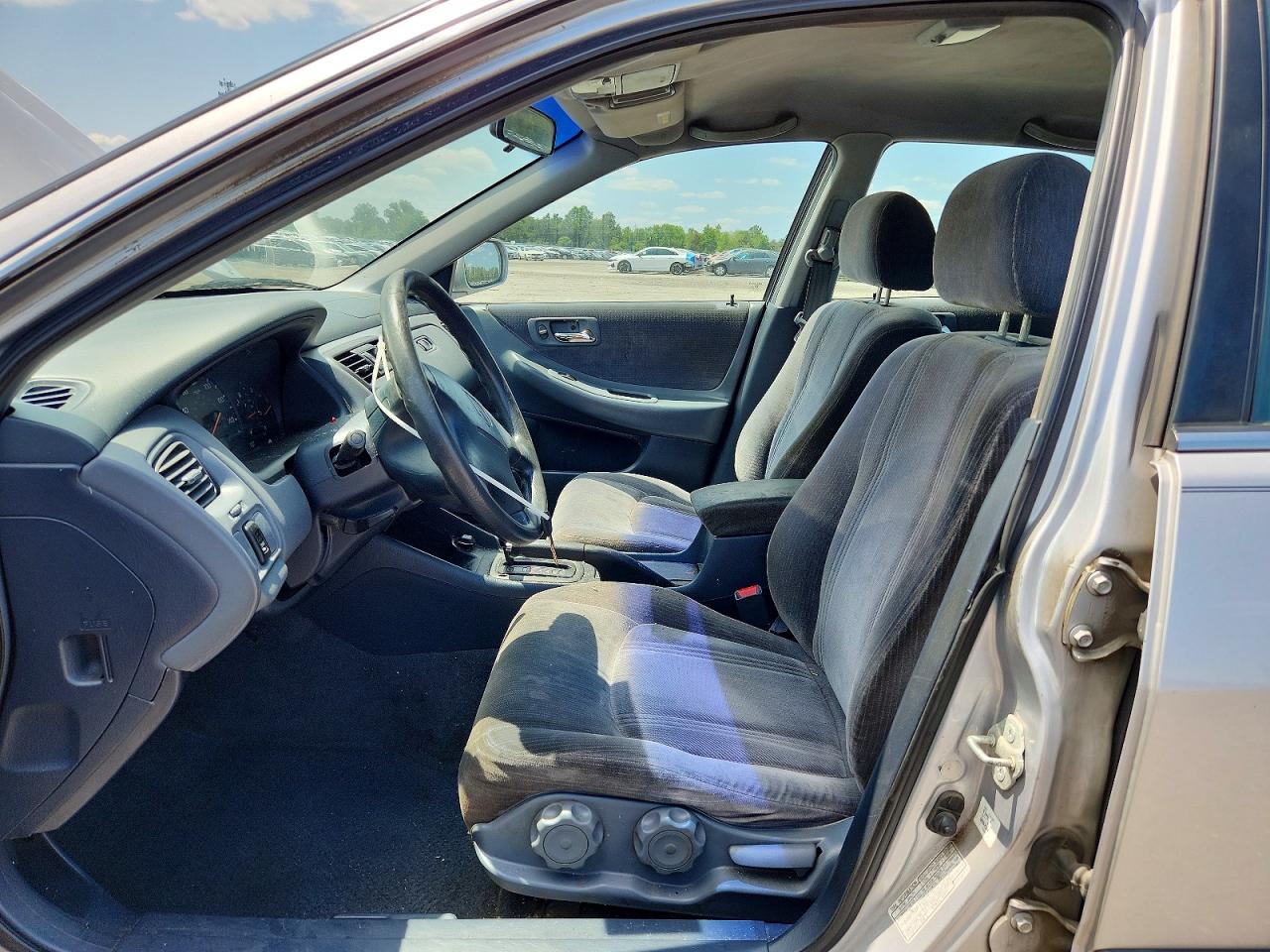 2000 Honda Accord Lx Silver vin: 1HGCG6651YA025575