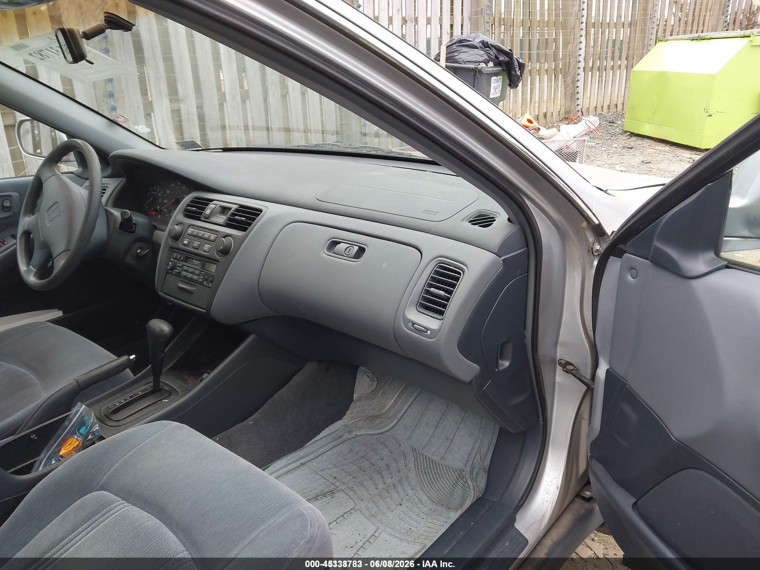 2000 Honda Accord 2.3 Lx Silver vin: 1HGCG6653YA133308