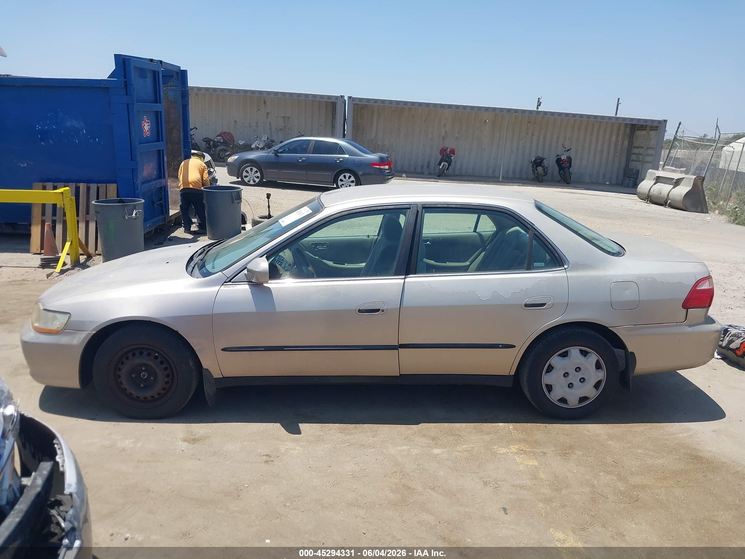 1999 Honda Accord Lx Gold vin: 1HGCG6656XA155592