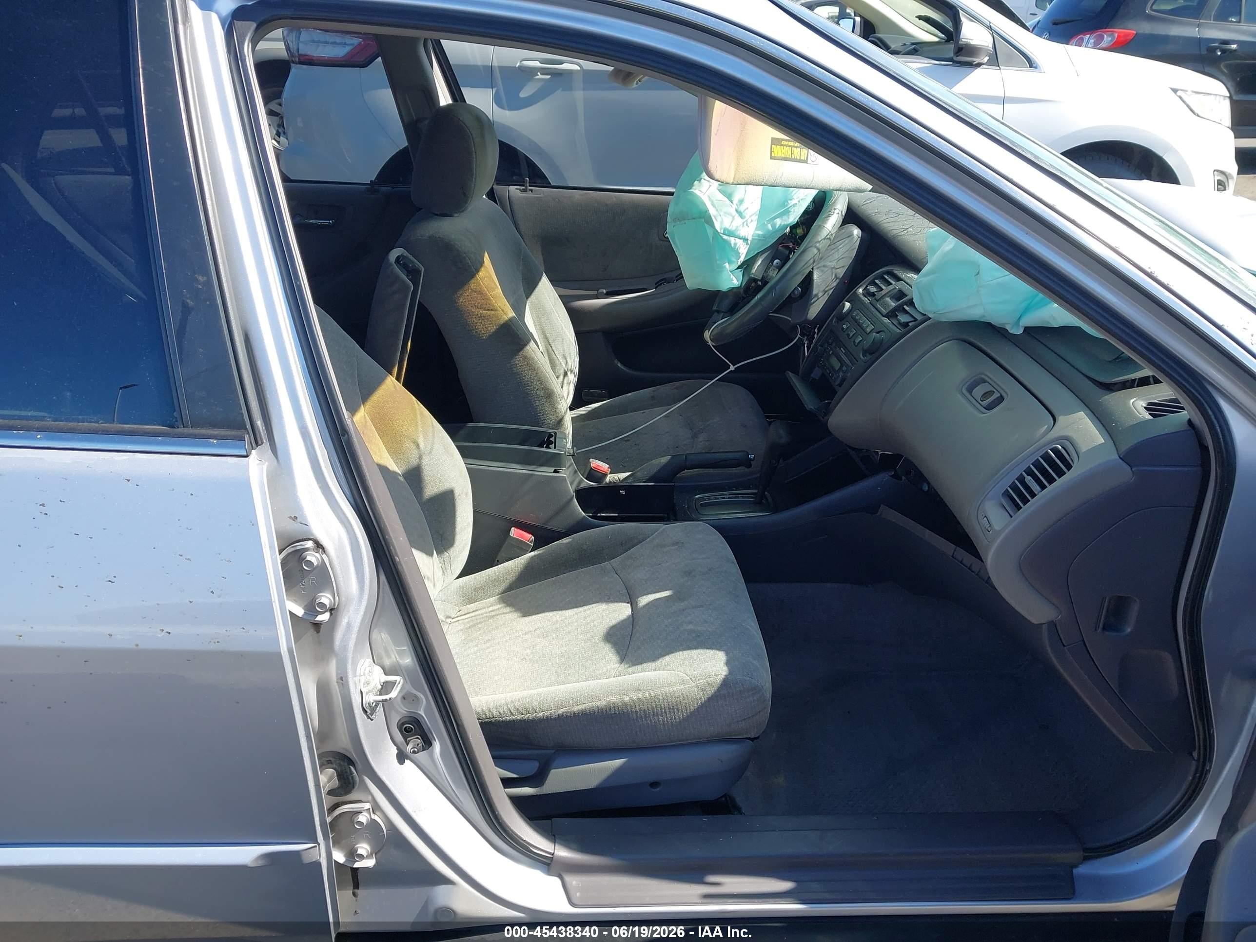 2001 Honda Accord 2.3 Lx Серебряный vin: 1HGCG66571A090758