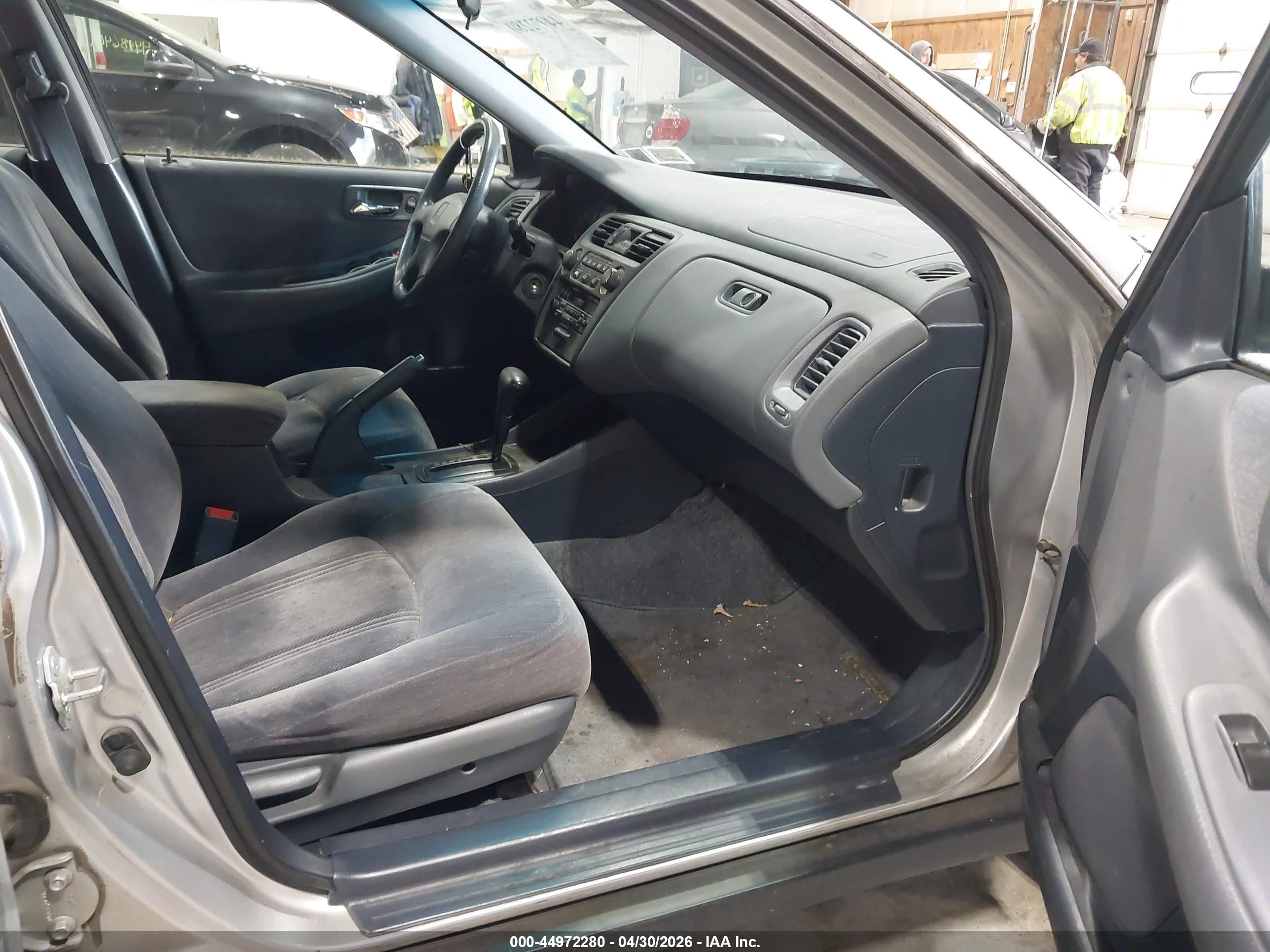 2000 Honda Accord 2.3 Lx Silver vin: 1HGCG6658YA091055