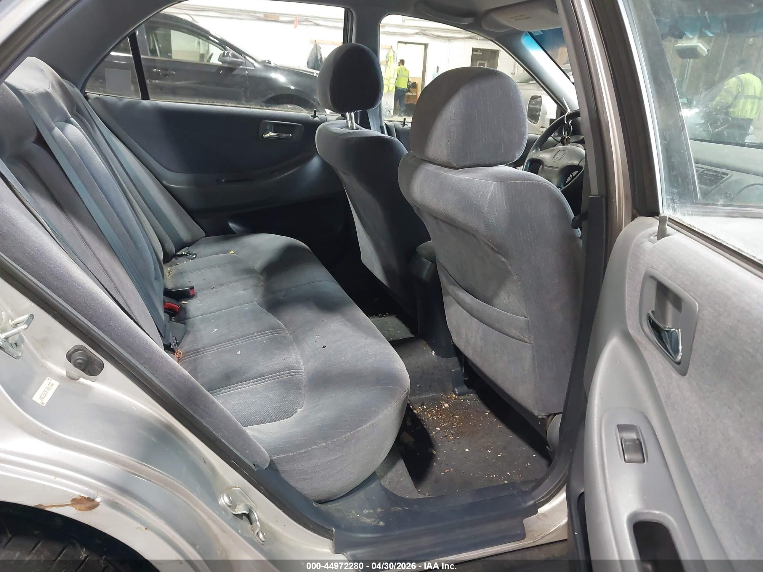 2000 Honda Accord 2.3 Lx Silver vin: 1HGCG6658YA091055