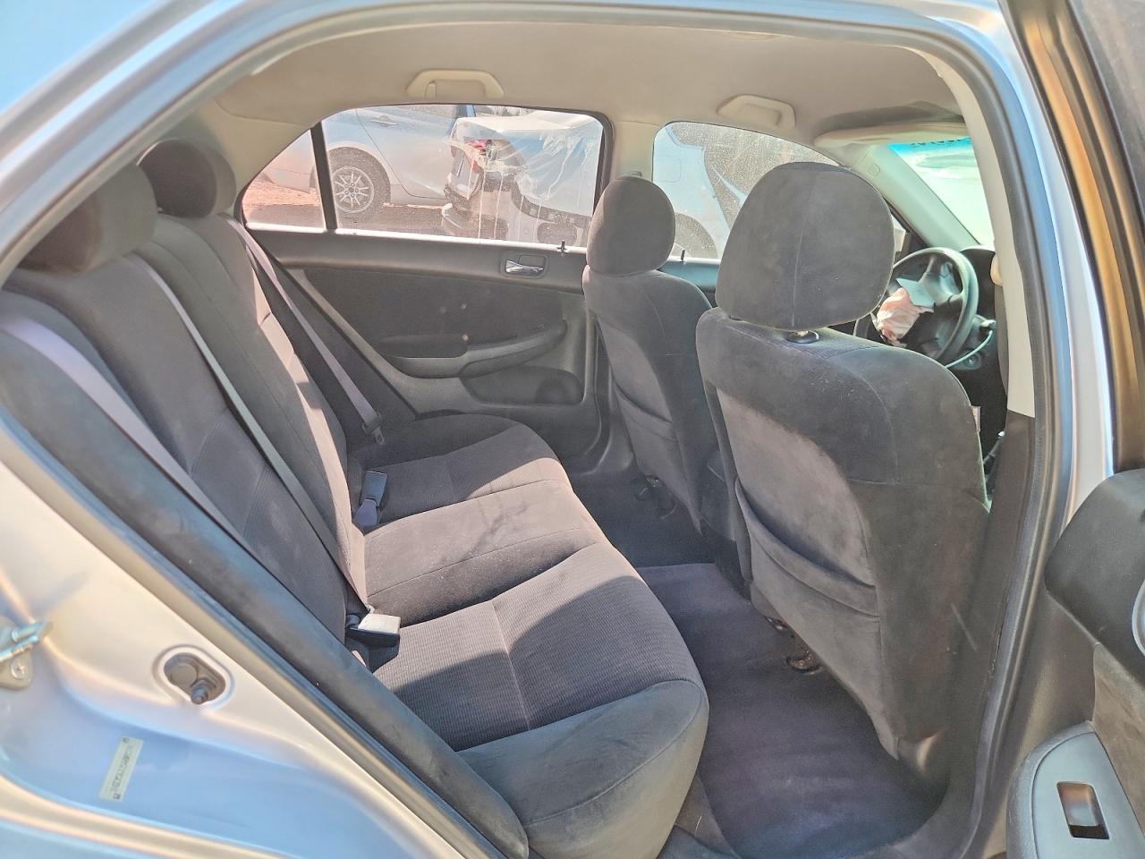 2005 Honda Accord Dx Silver vin: 1HGCM56125A009574