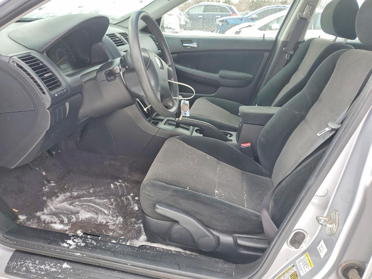 2005 Honda Accord Dx Silver vin: 1HGCM56135A147155