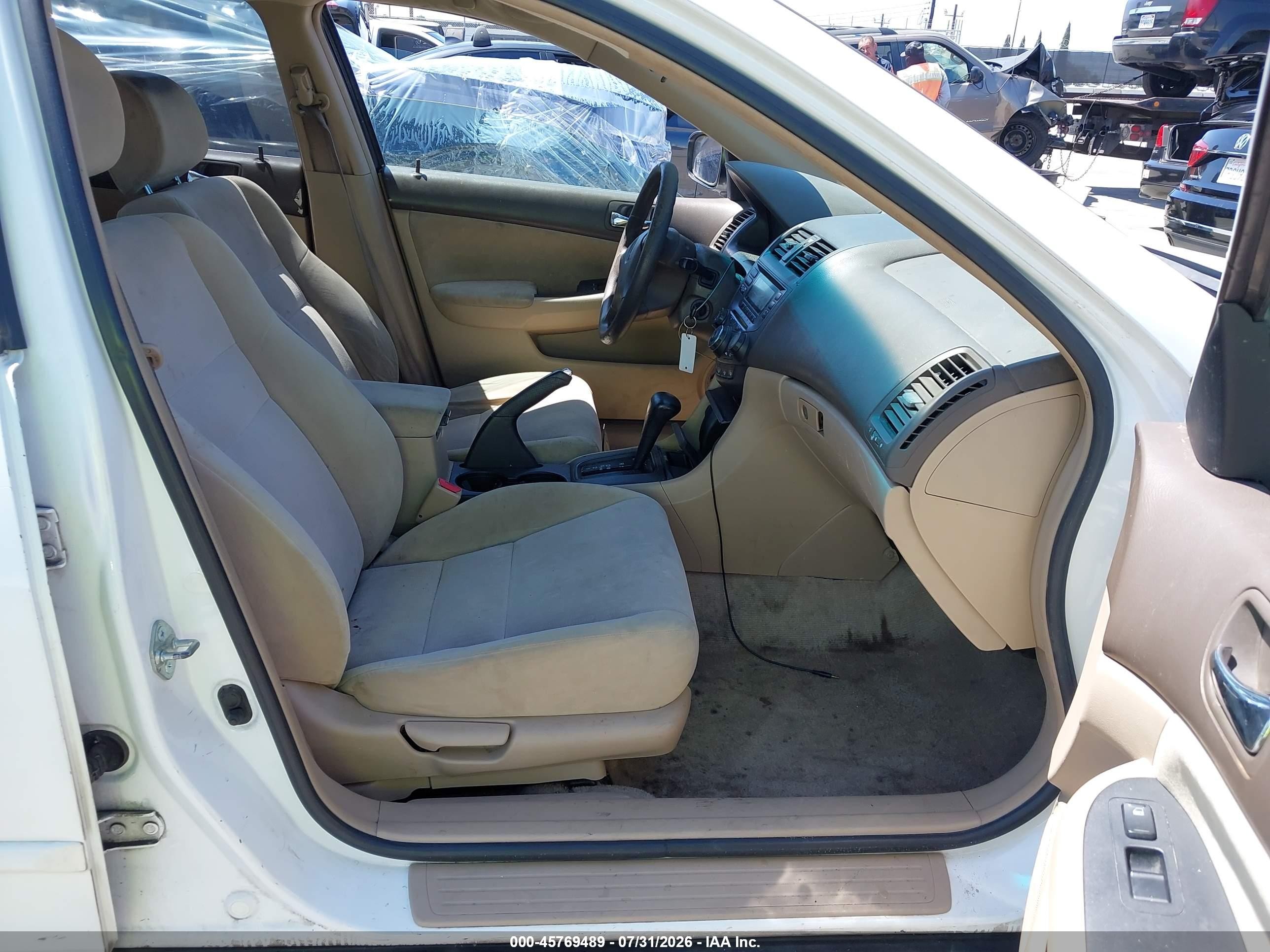 2004 Honda Accord 2.4 Lx Белый vin: 1HGCM56324A111554