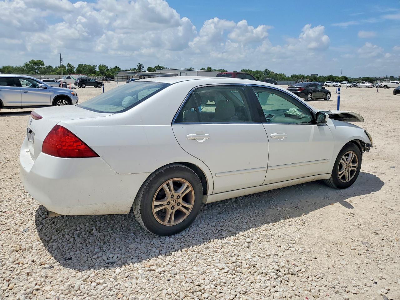 2007 Honda Accord White vin: 1HGCM56387A120358