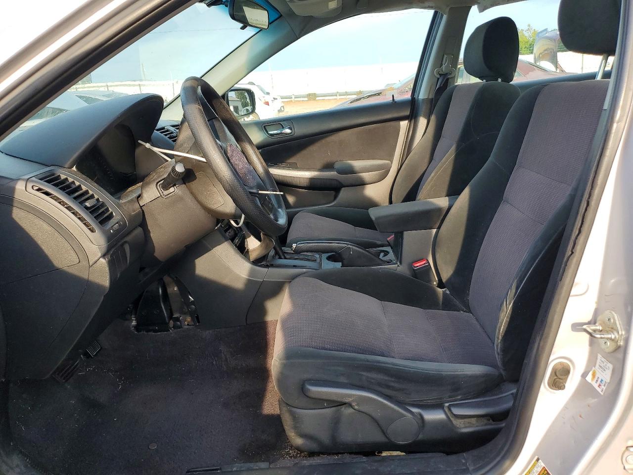 2004 Honda Accord Lx Silver vin: 1HGCM563X4A068503