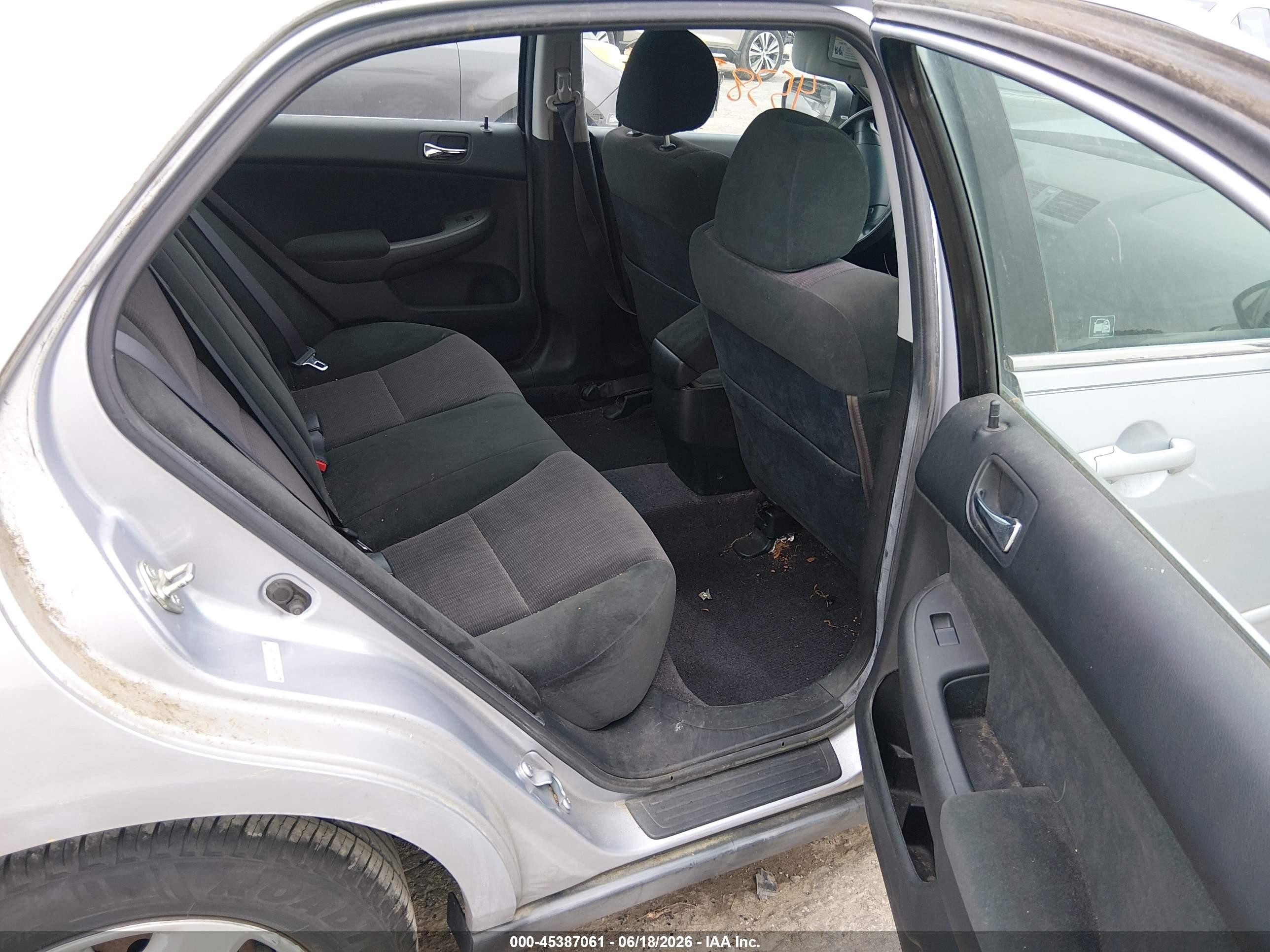 2004 Honda Accord 2.4 Lx Серебряный vin: 1HGCM563X4A155091