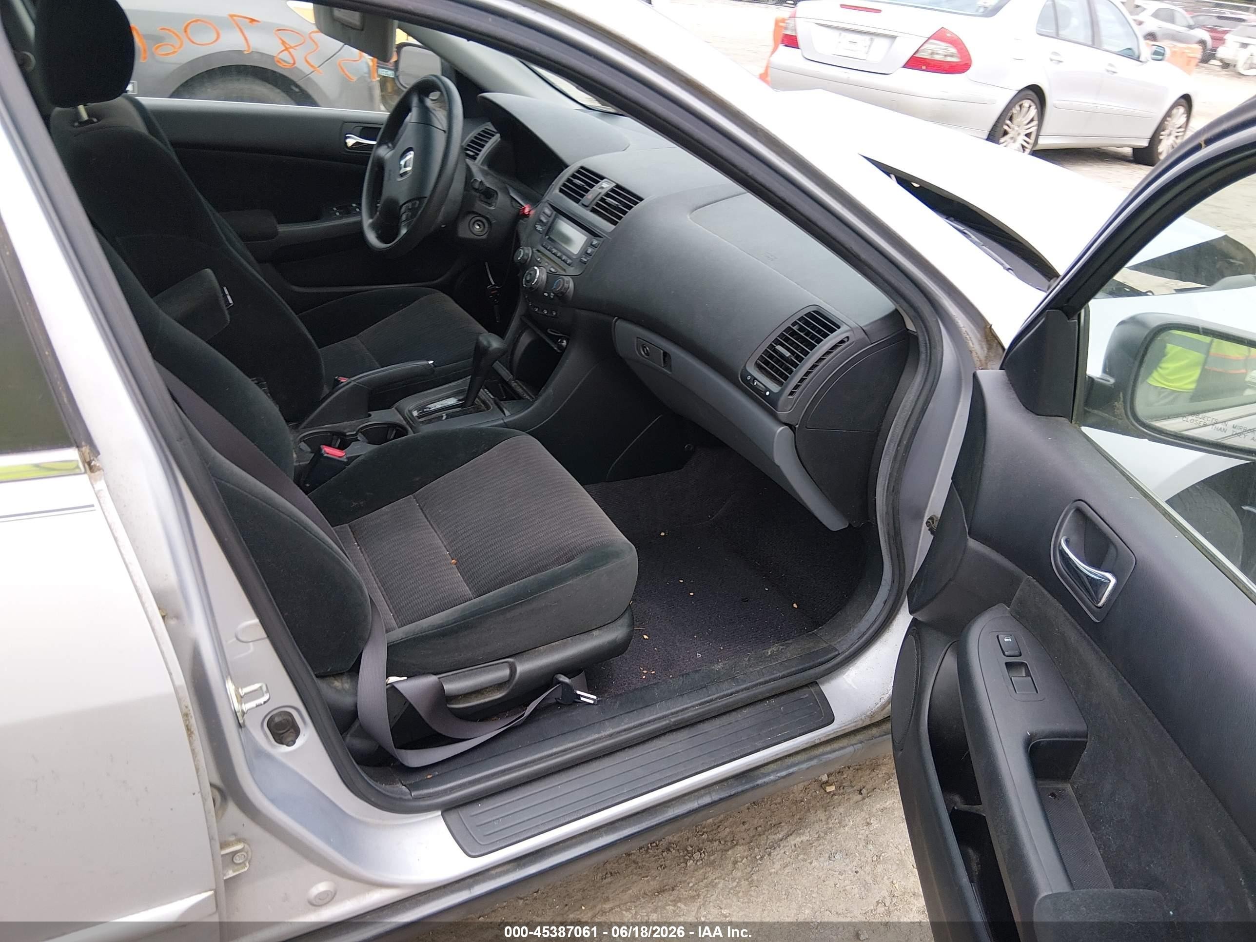 2004 Honda Accord 2.4 Lx Серебряный vin: 1HGCM563X4A155091