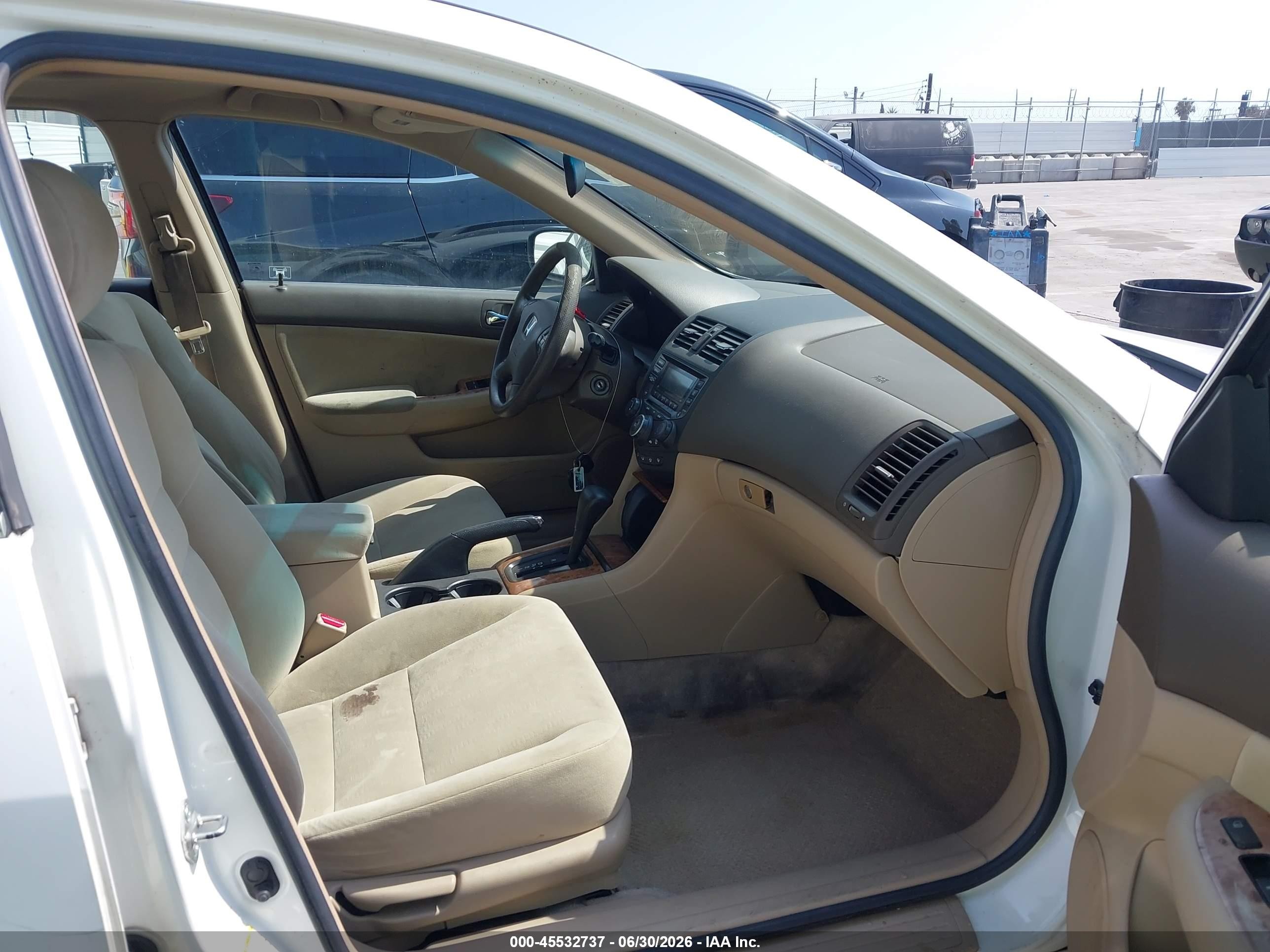 2004 Honda Accord 2.4 Ex White vin: 1HGCM56684A078781