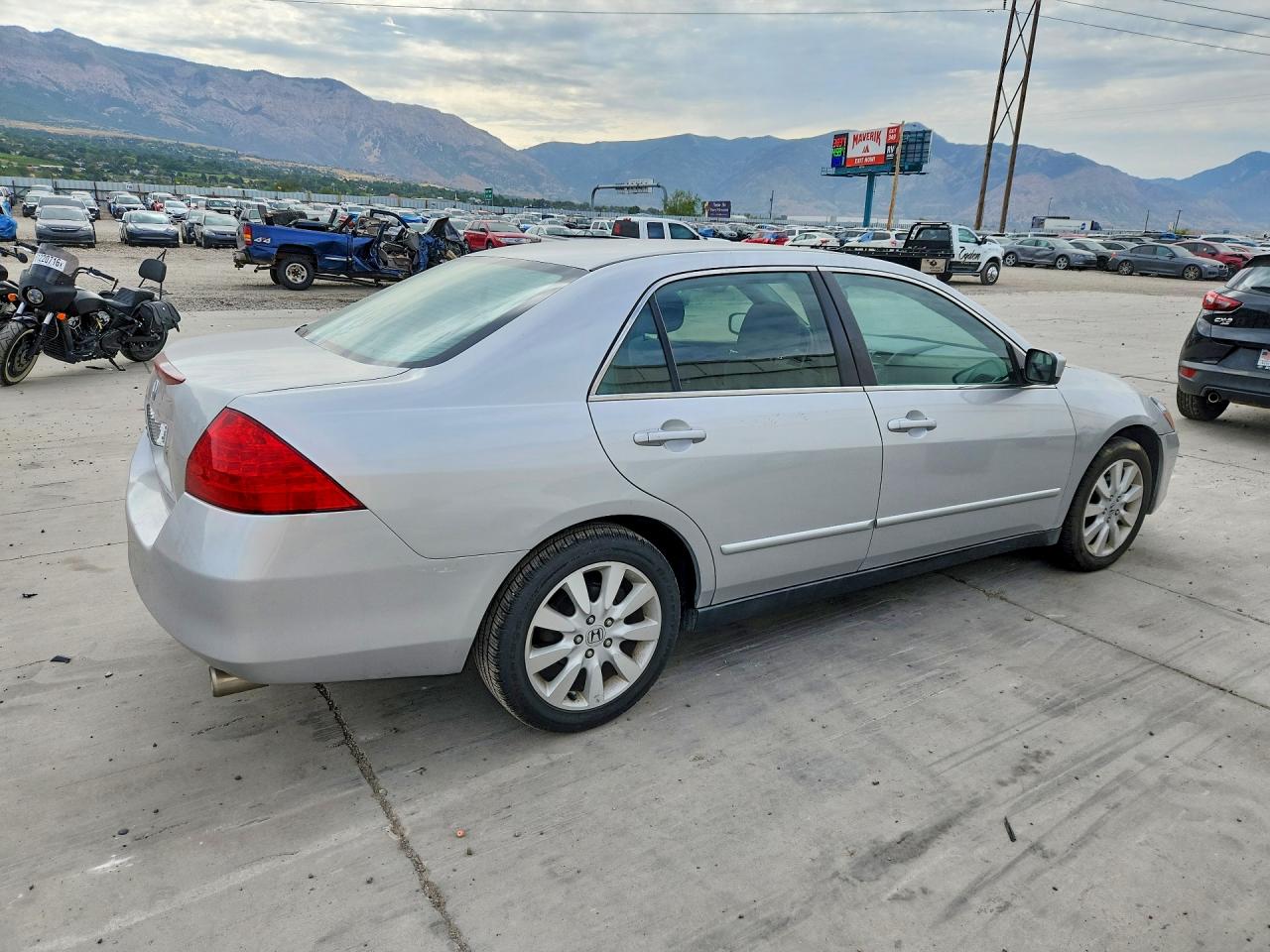 2007 Honda Accord Silver vin: 1HGCM664X7A055897