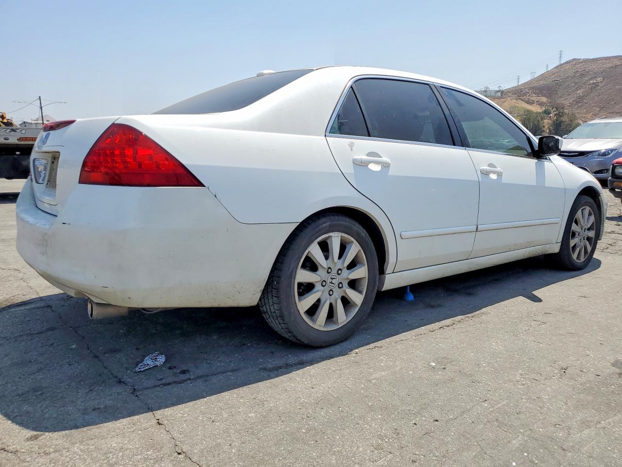 2007 Honda Accord 4d Lx White vin: 1HGCM66597A007624